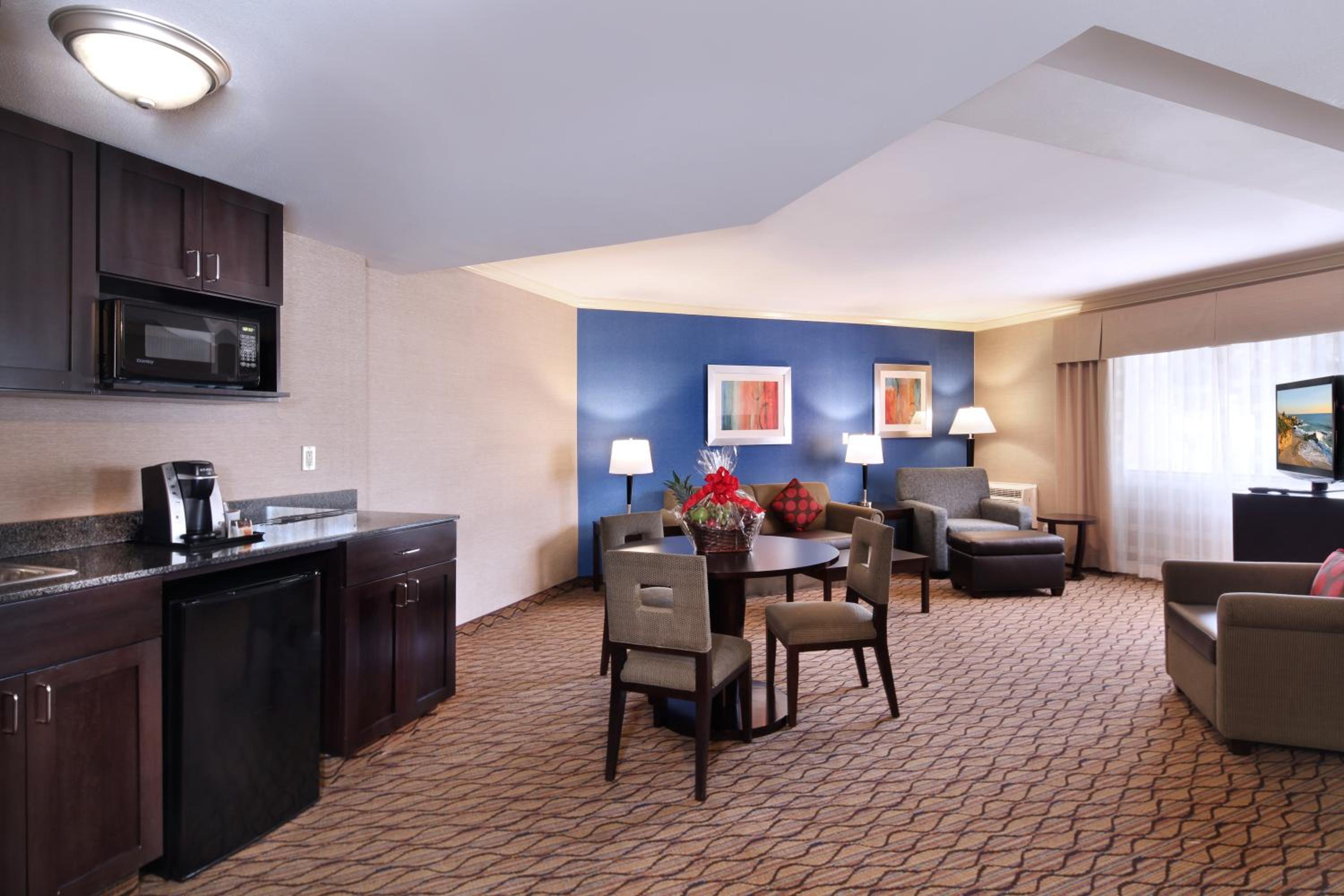 One-Bedroom Suite - Photo 1