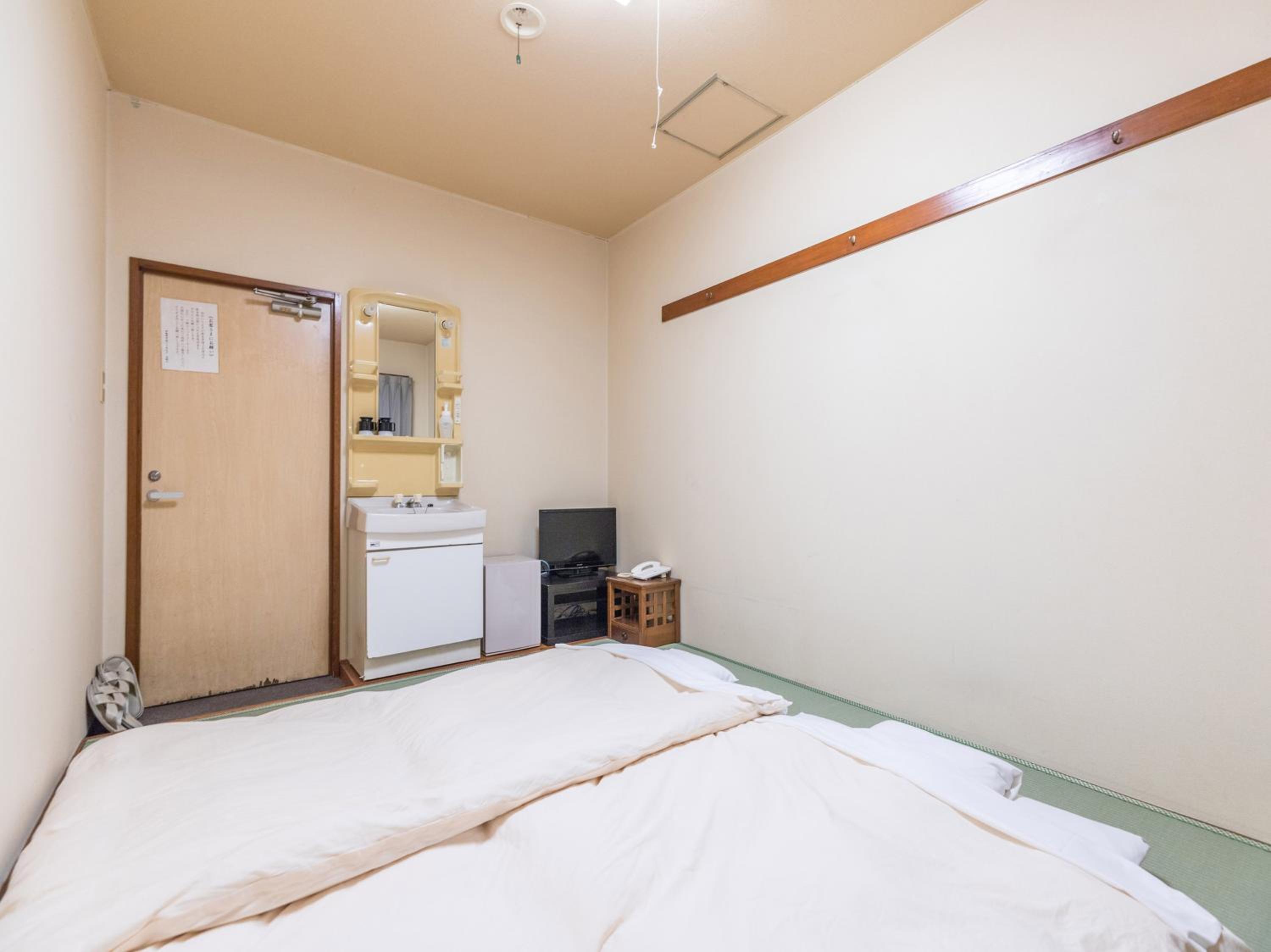 Japanese-Style Twin Room with Shared Bathroom - Smoking photo 3