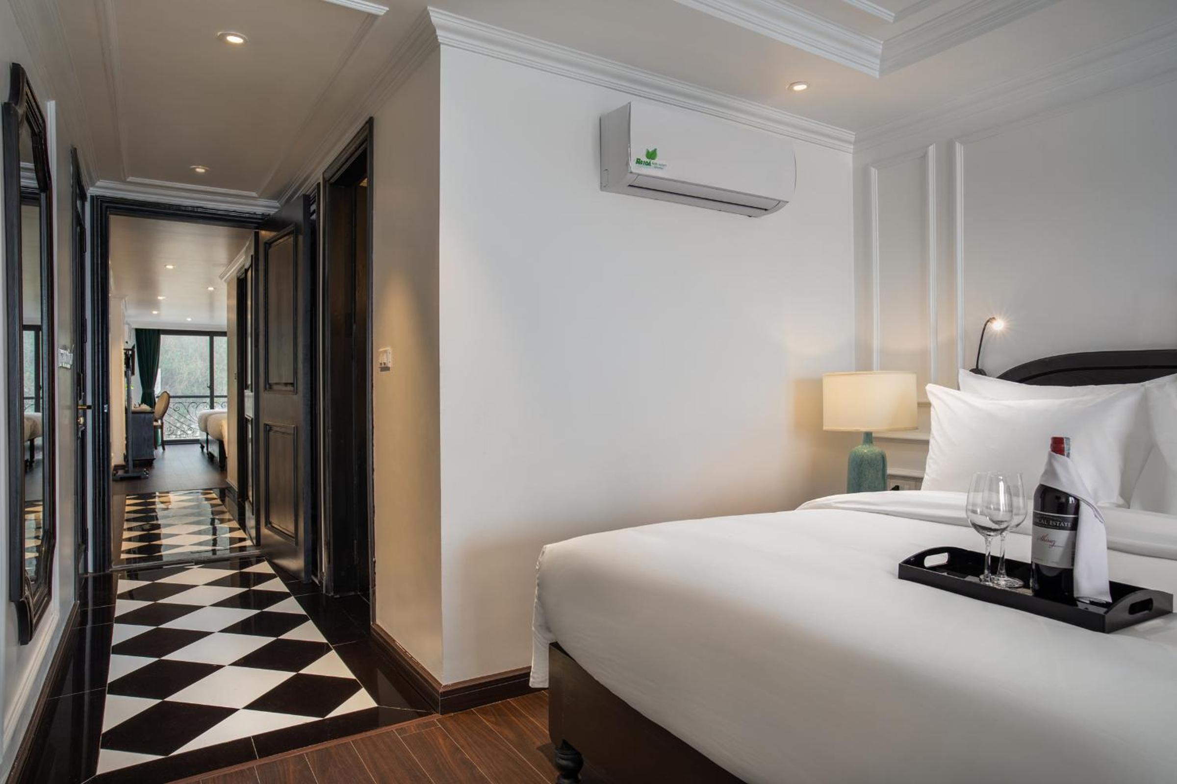 Connecting Room with Balcony and Mountain View photo 2
