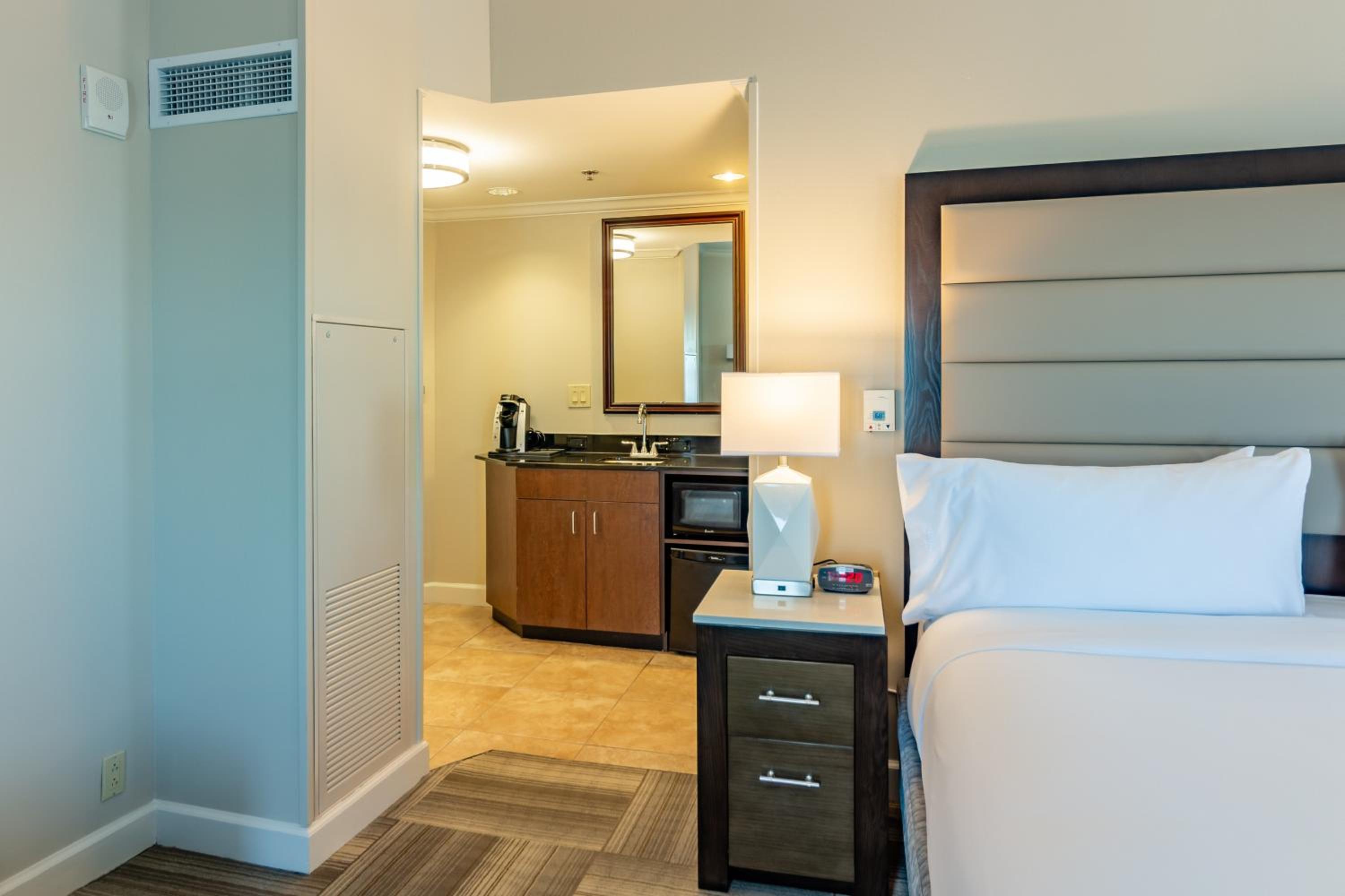 Standard King Room with Extra Space - Photo 3
