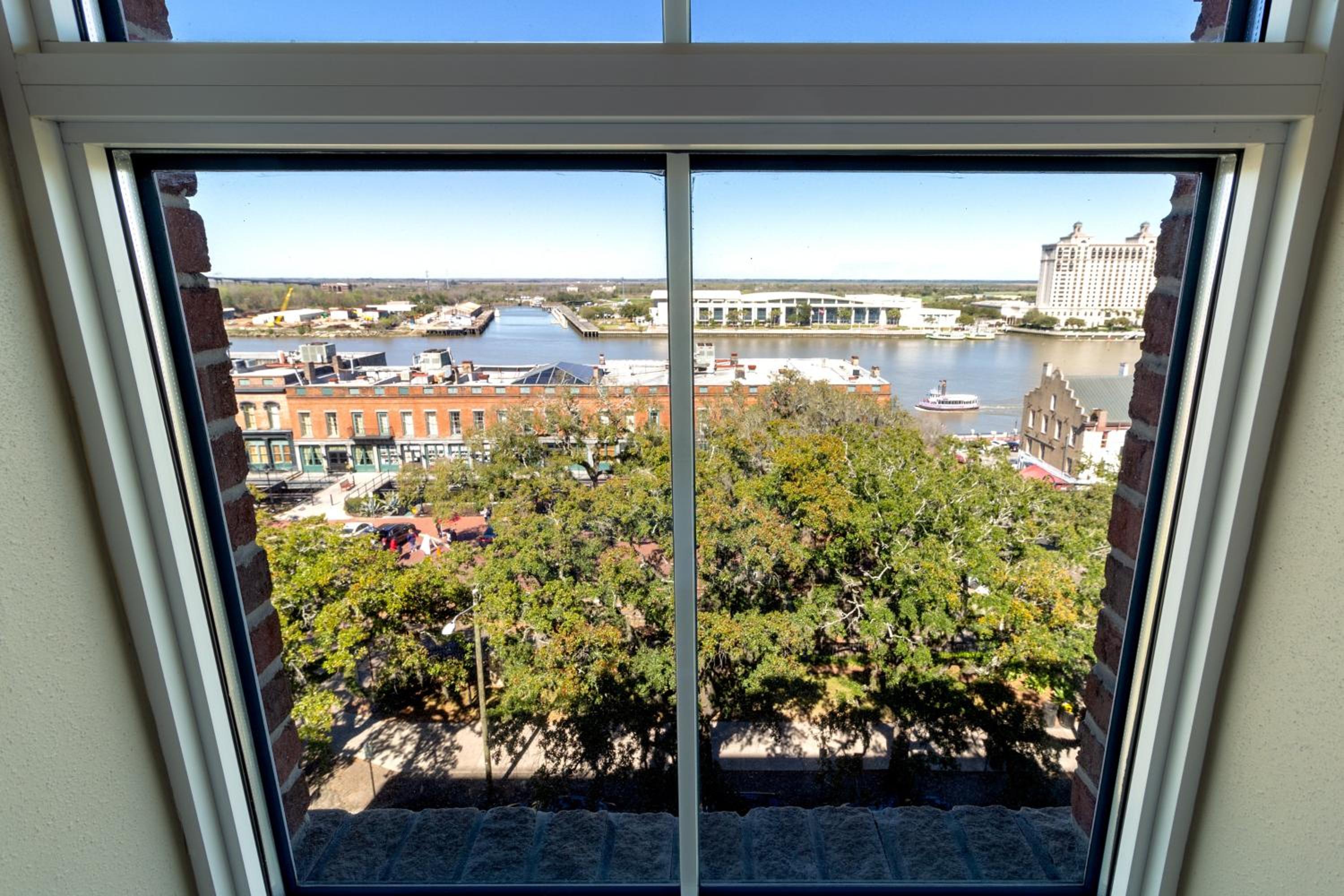Standard King Room with River View - High Floor - Photo 6