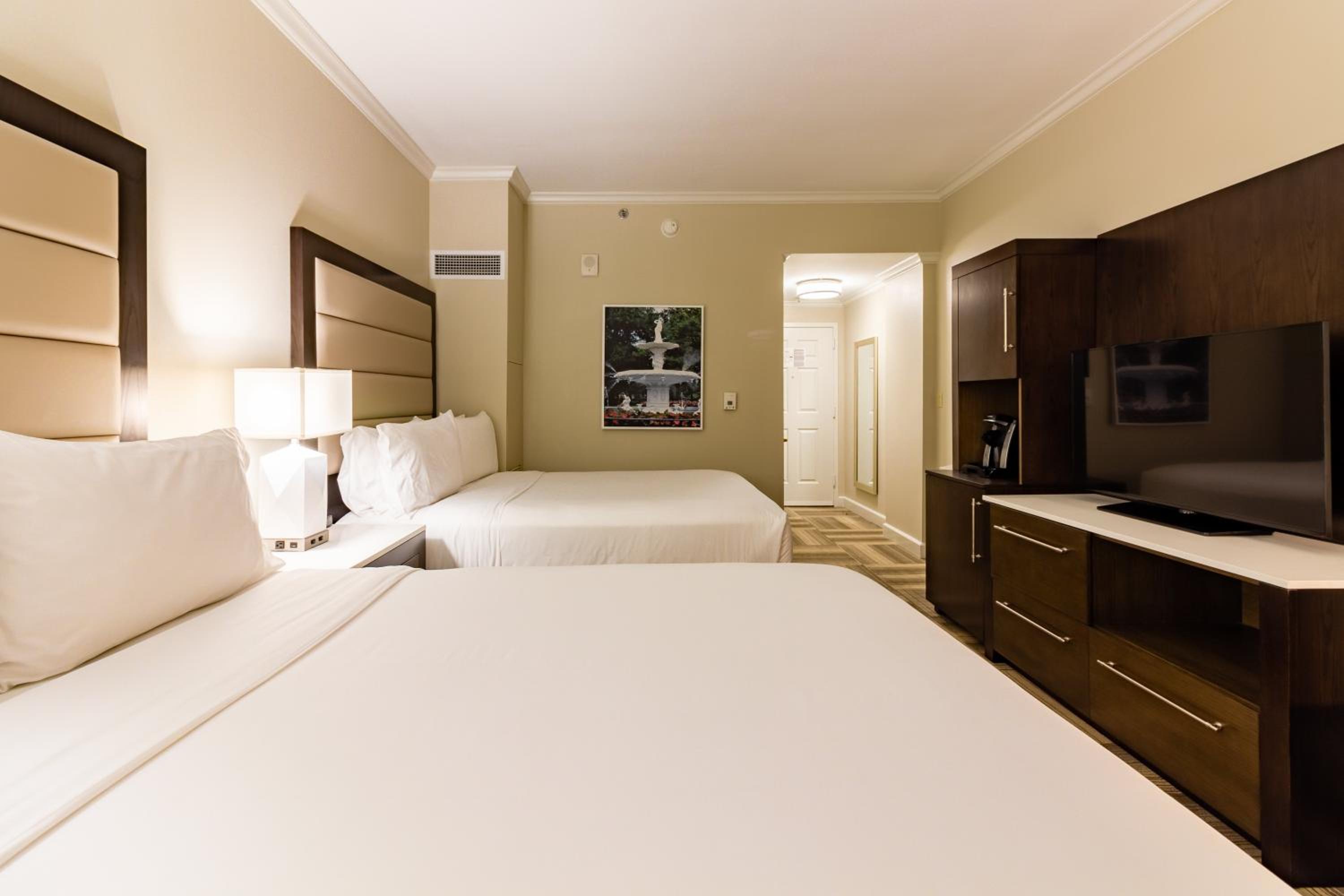 Queen Room with Two Queen Beds and Balcony - Non-Smoking - Photo 5