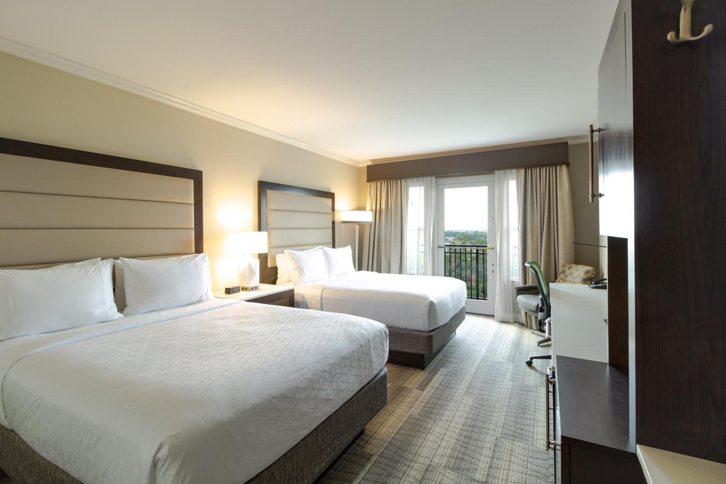 Queen Room with Two Queen Beds and Balcony - Non-Smoking - Photo 4