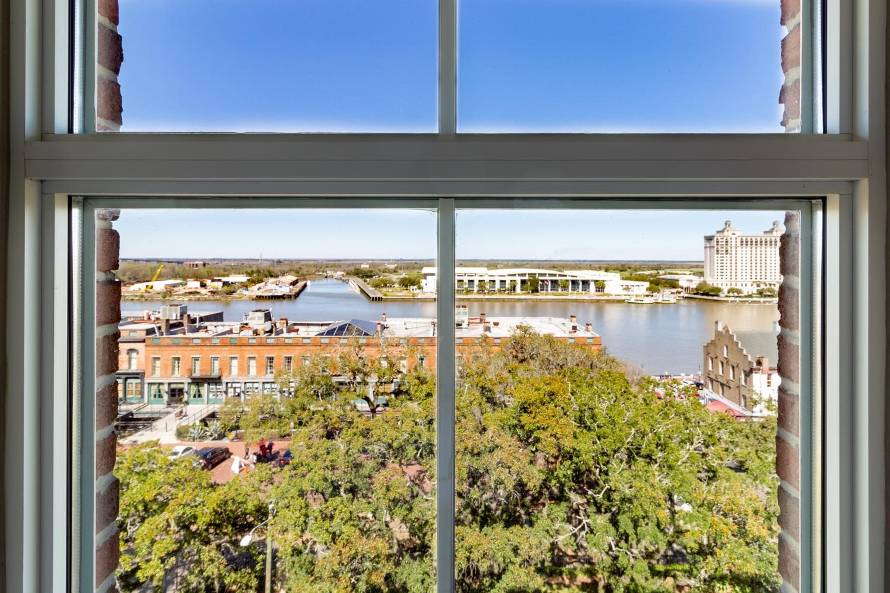 Standard King Room with River View - High Floor - Photo 2