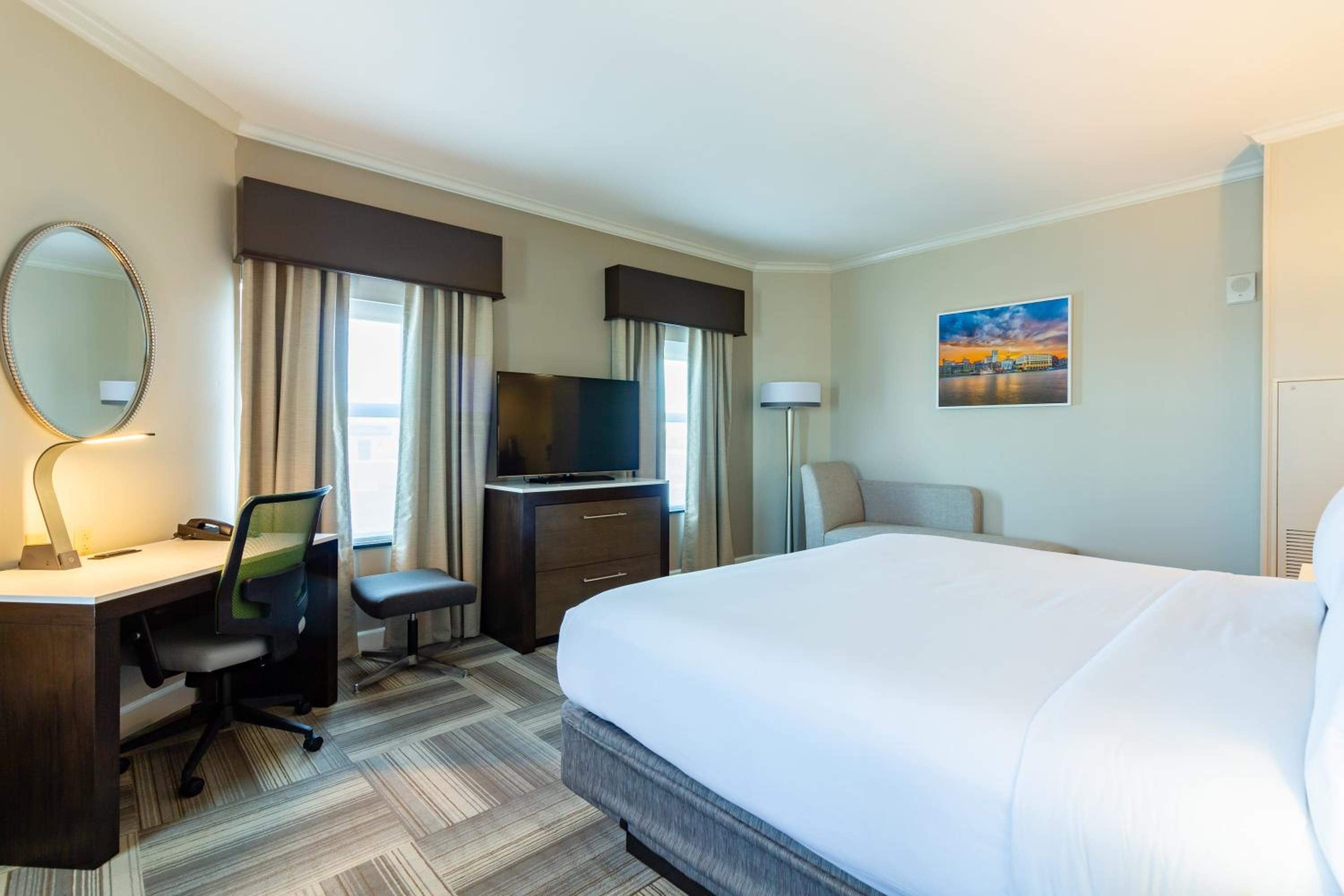 Standard King Room with Extra Space - Photo 5