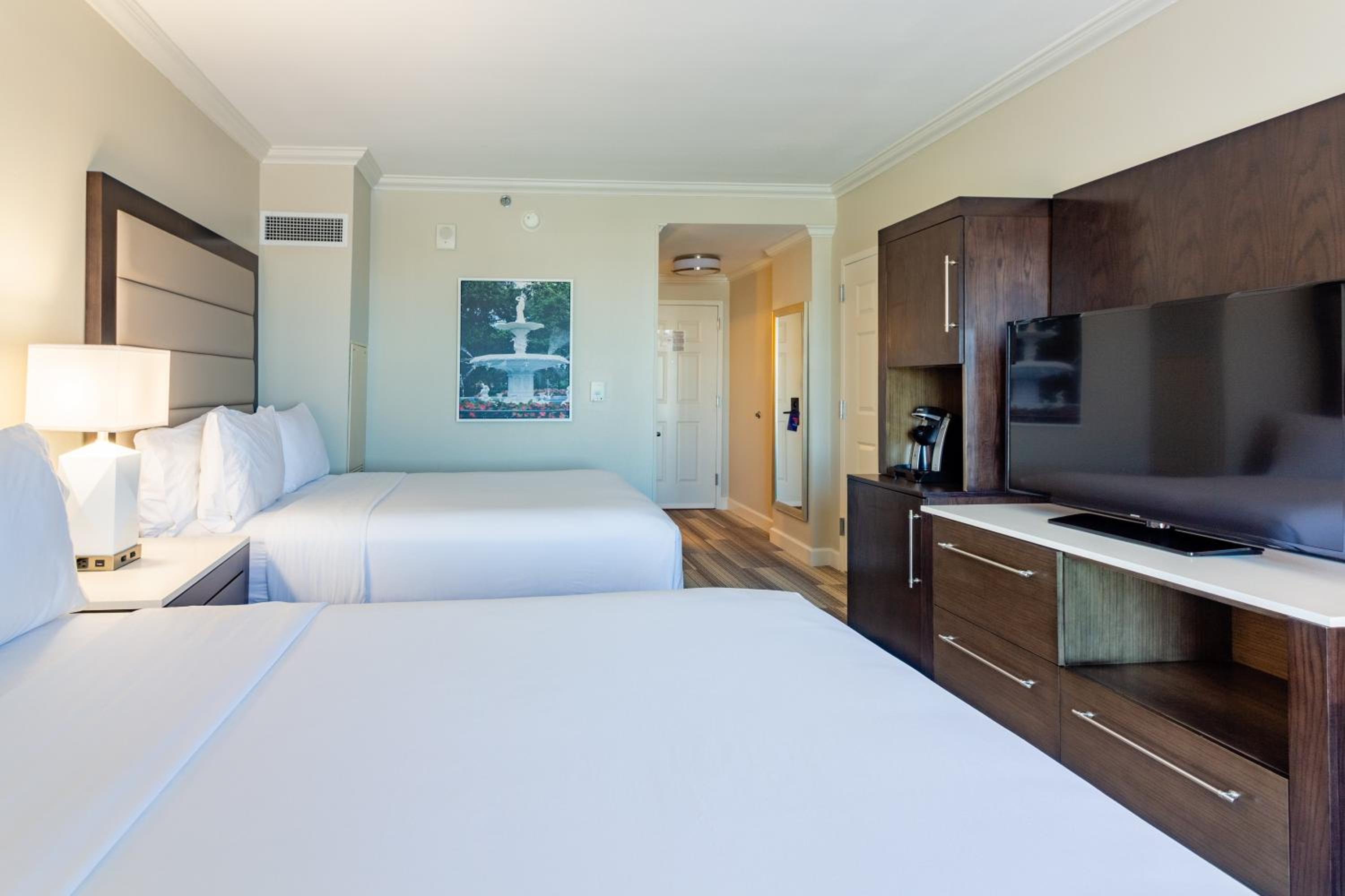 Standard Queen Room with Two Queen Beds - Photo 4
