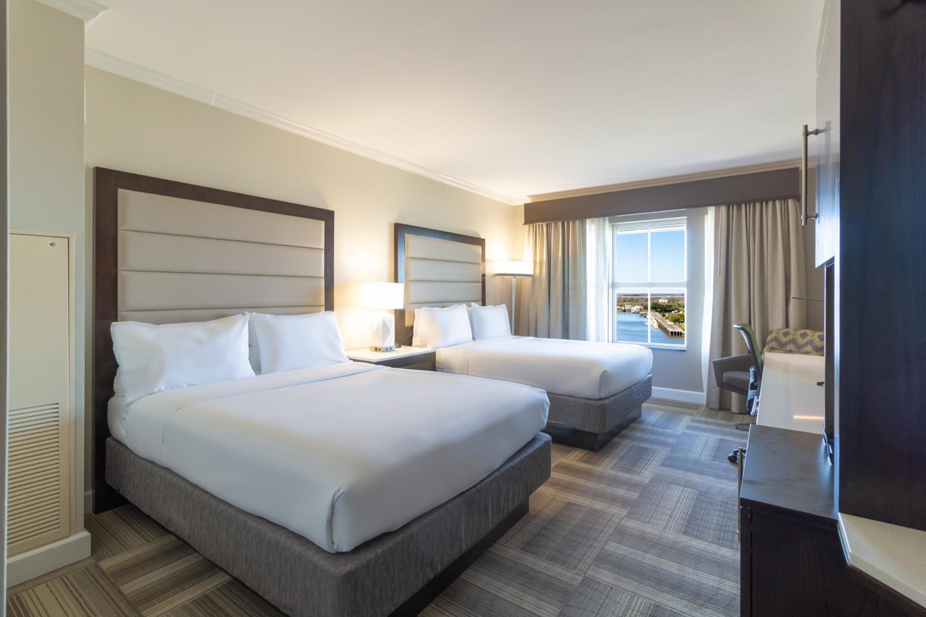 Queen Room with Two Queen Beds and River View - Photo 1