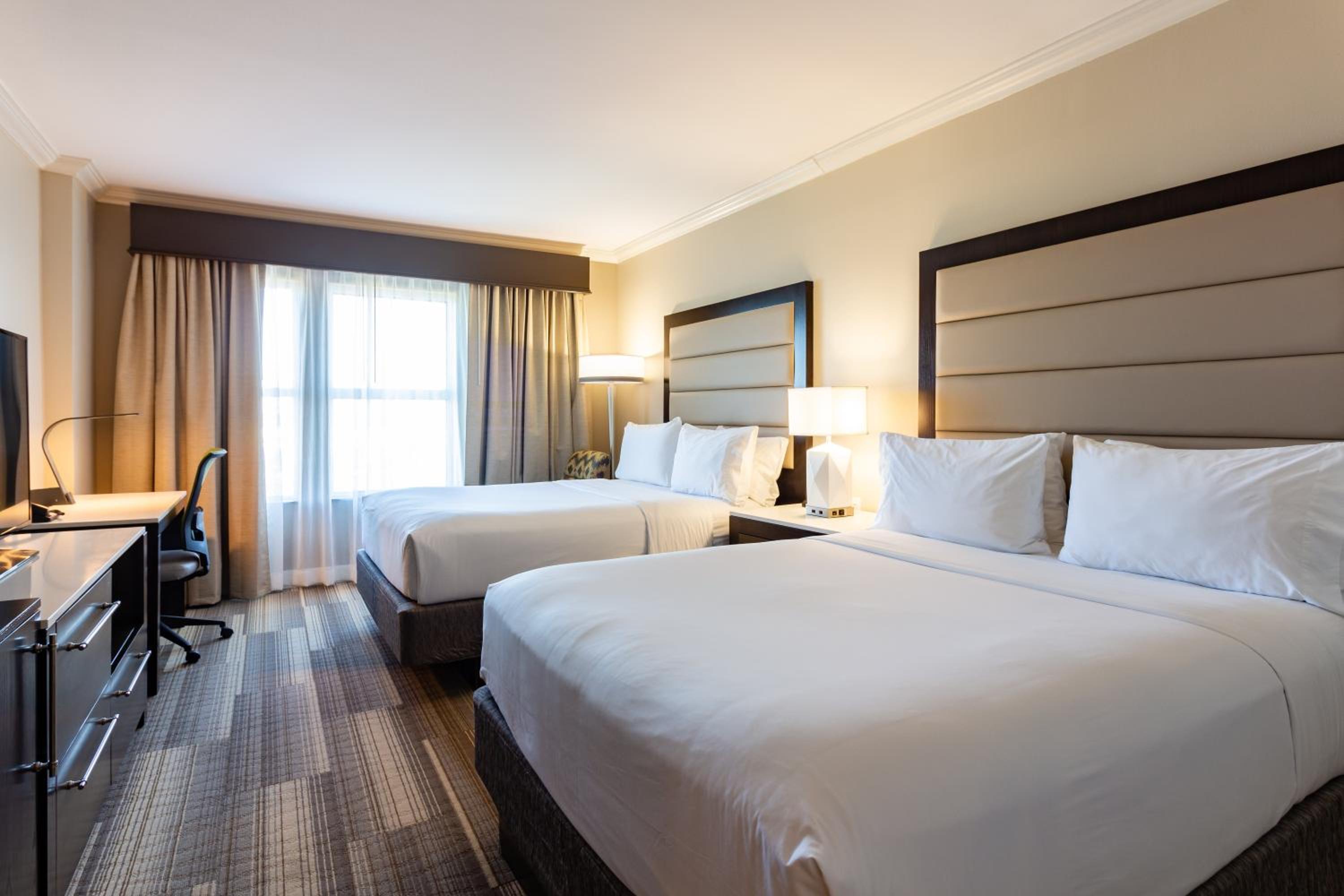 Standard Queen Room with Two Queen Beds - Photo 3