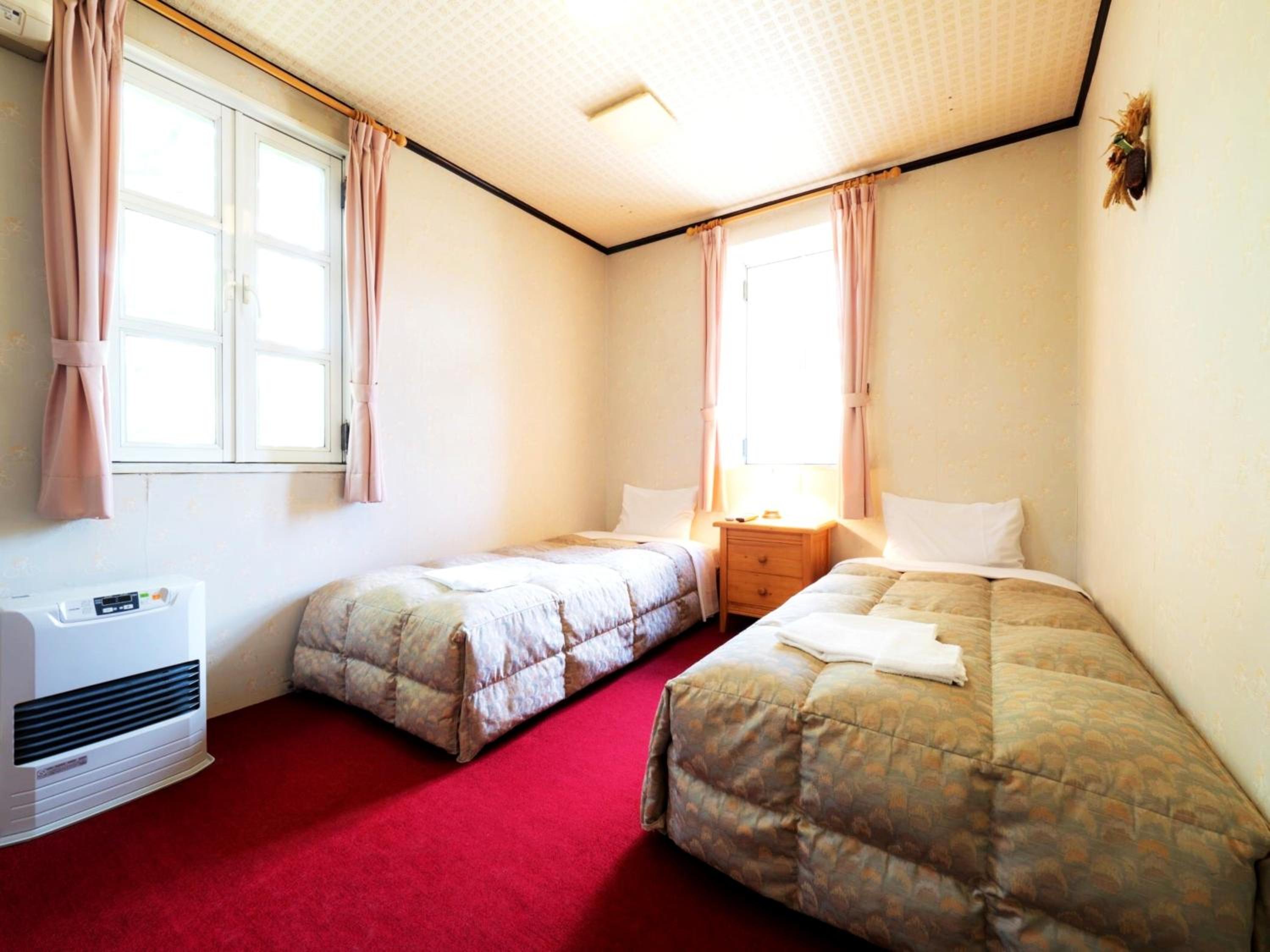 Twin Room with Private Bathroom - Photo 2