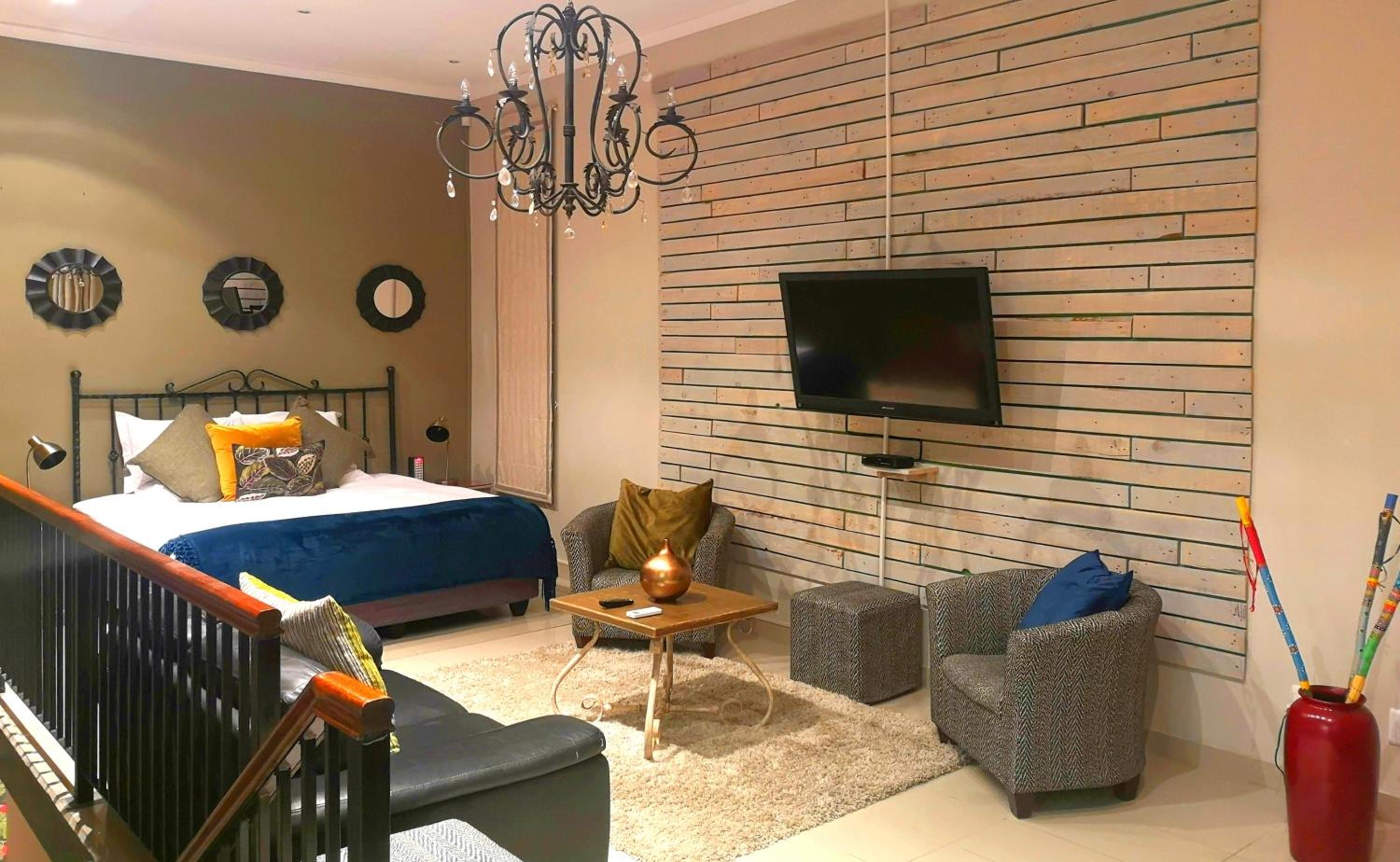 Studio Apartment - Photo 1