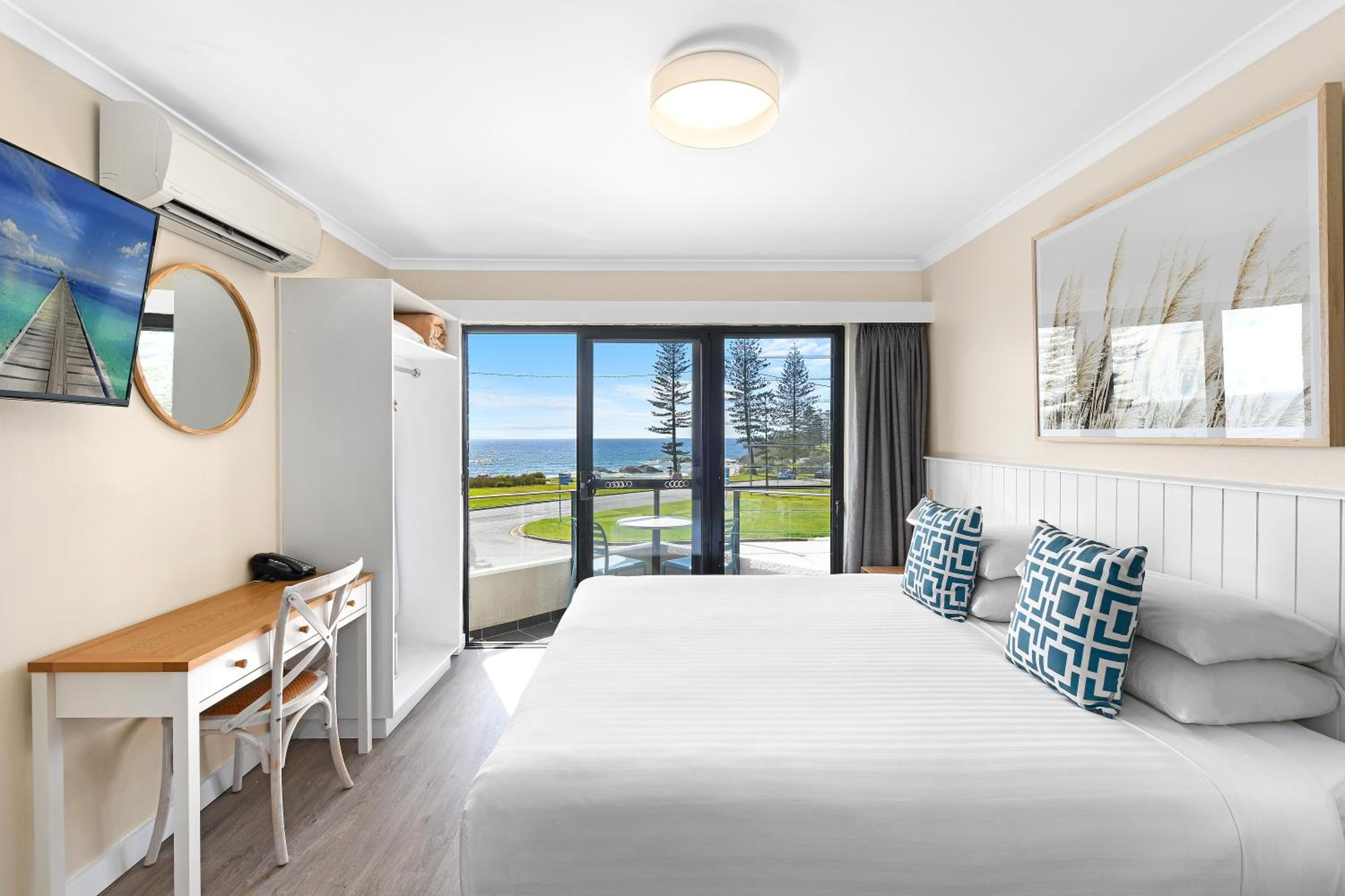 Deluxe King Room with Ocean View - Photo 4