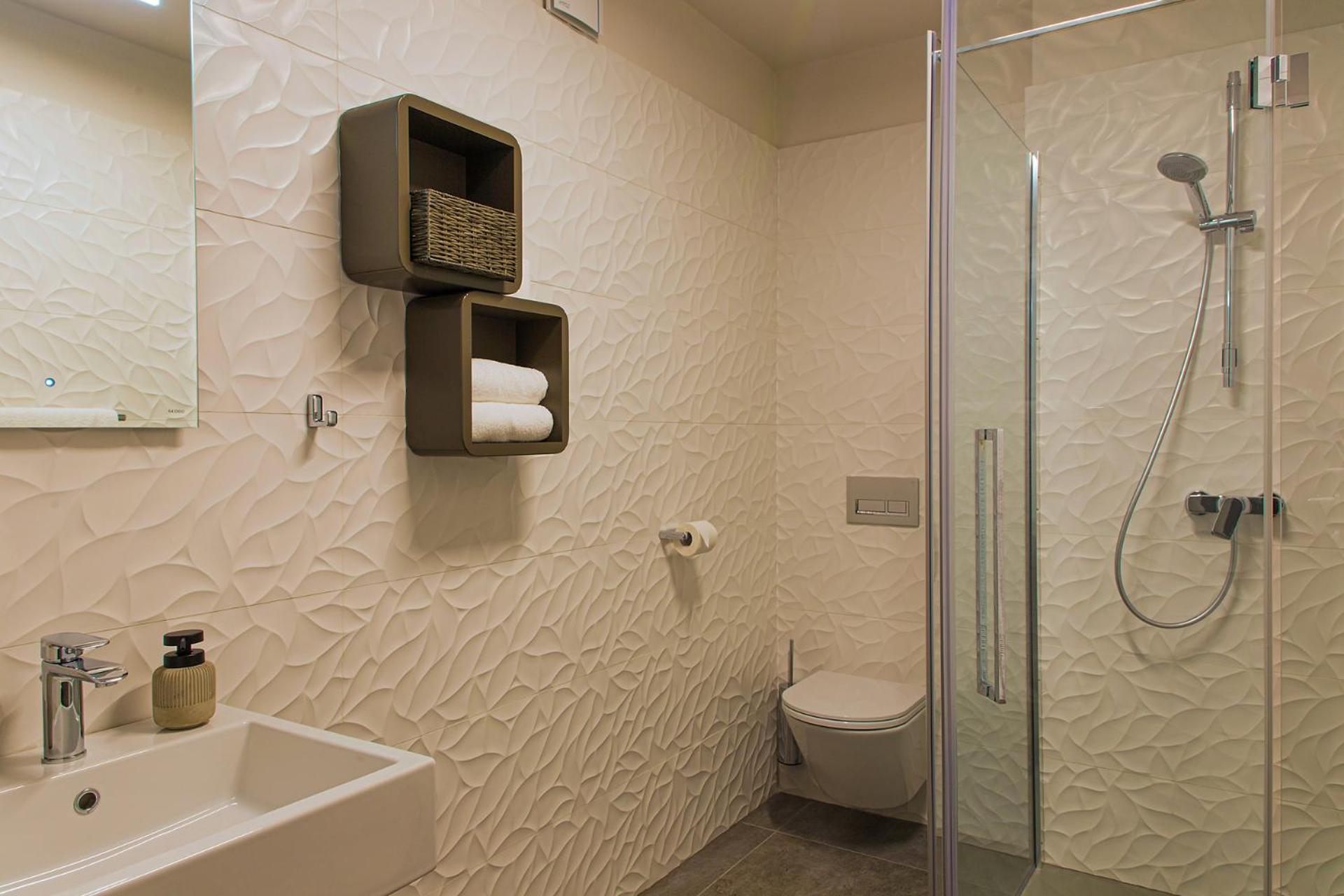 Double Room with Private Bathroom - Photo 13