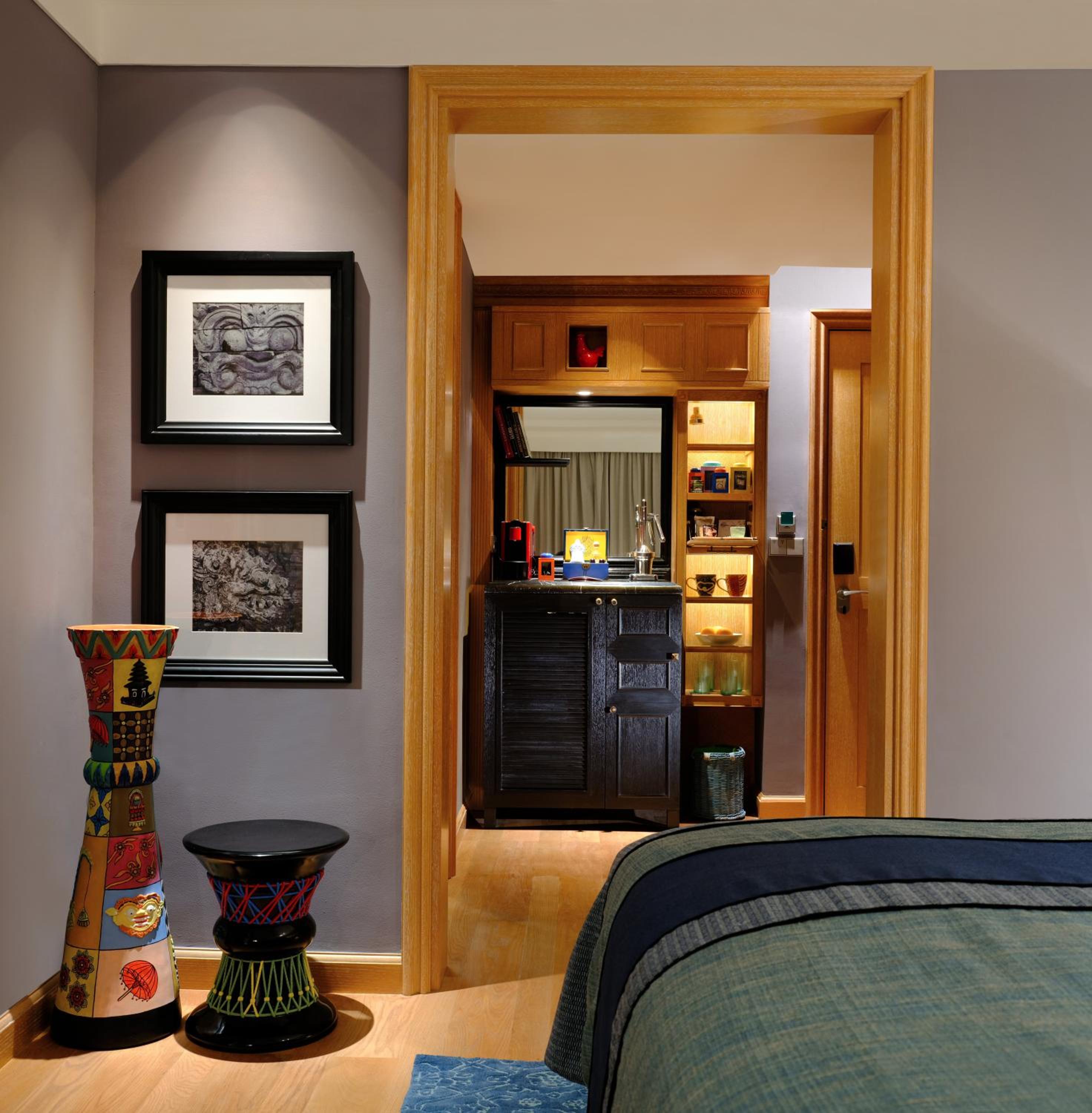 Suite, 1 King Bed, Garden View