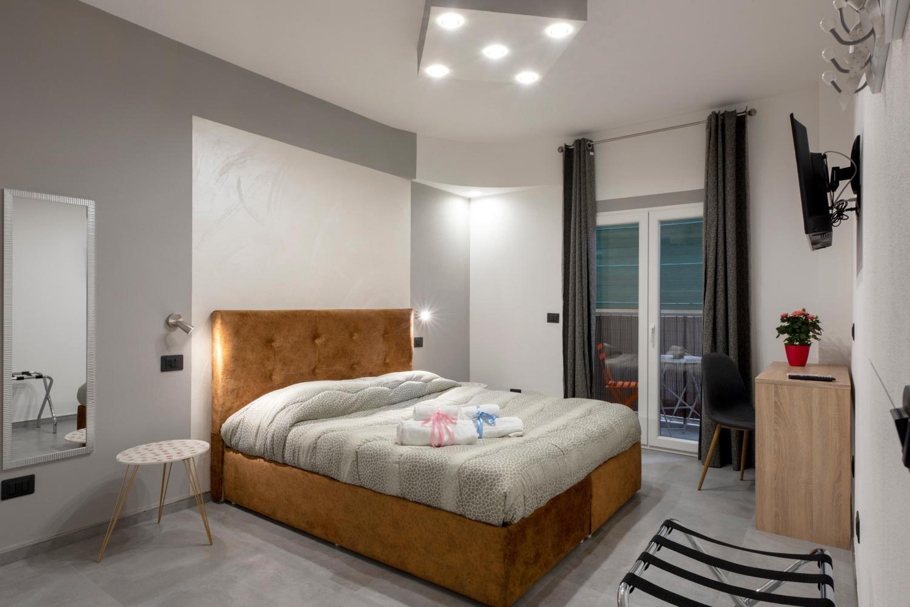 Double Room with Balcony - Photo 2