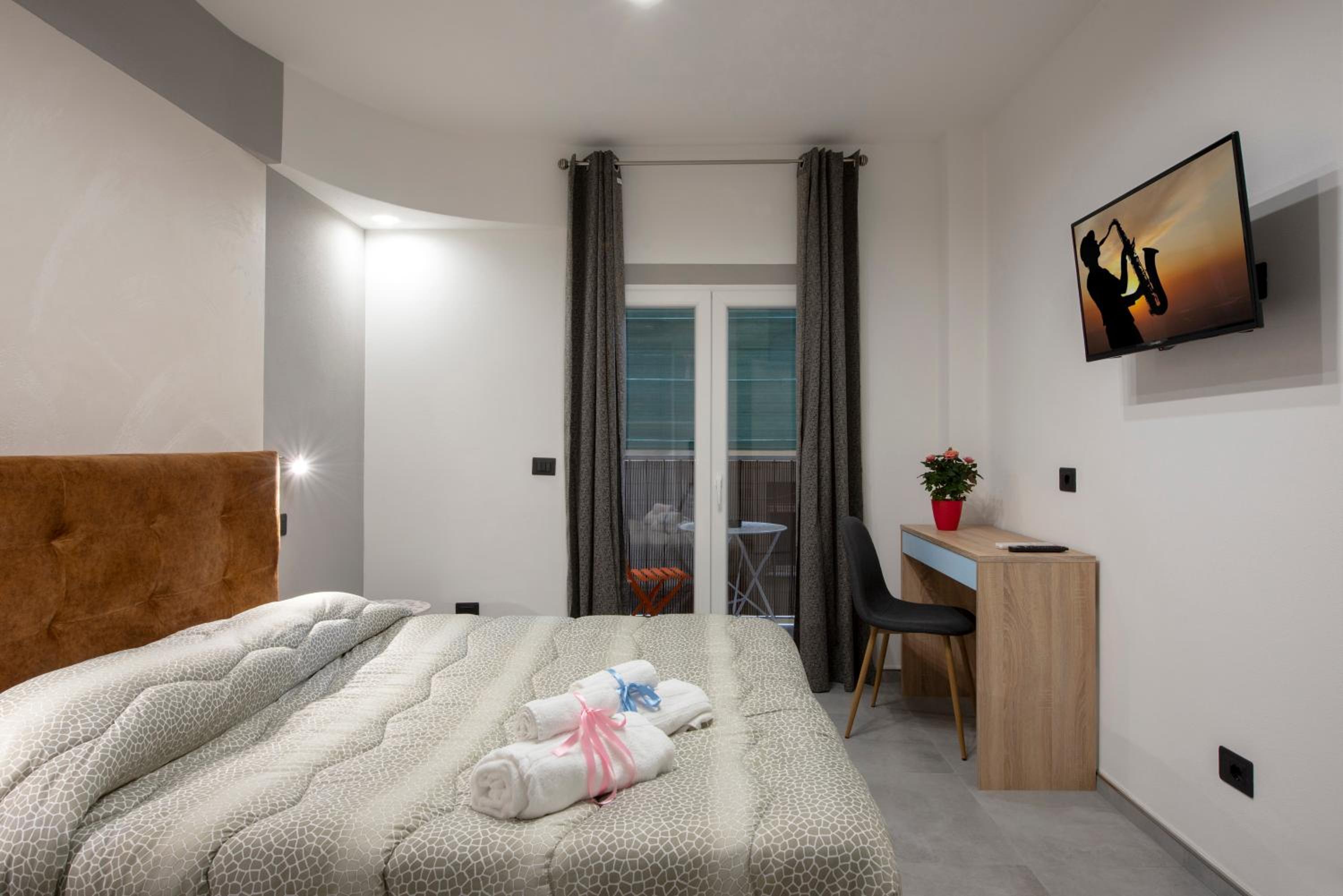 Double Room with Balcony - Photo 5