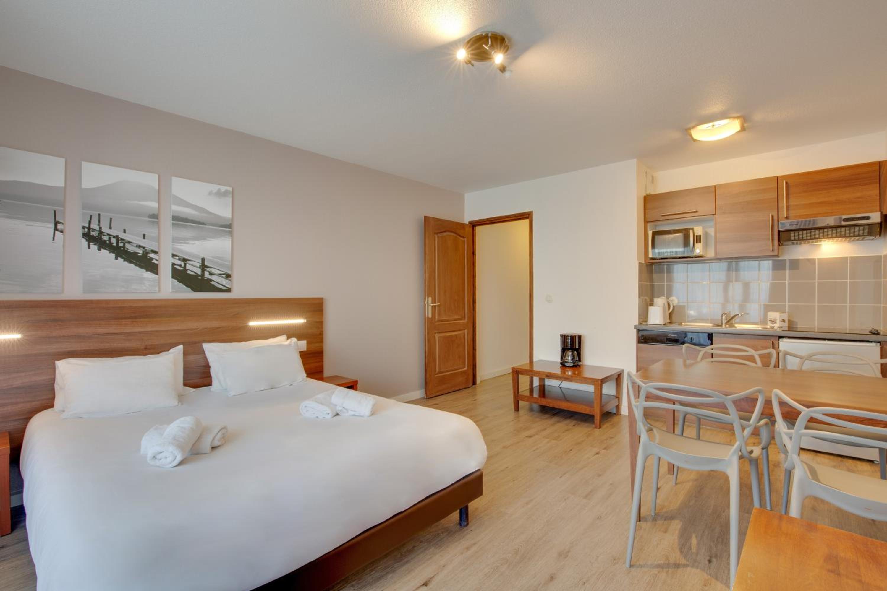 One-Bedroom Apartment with Balcony (2 Adults + 2 Children)