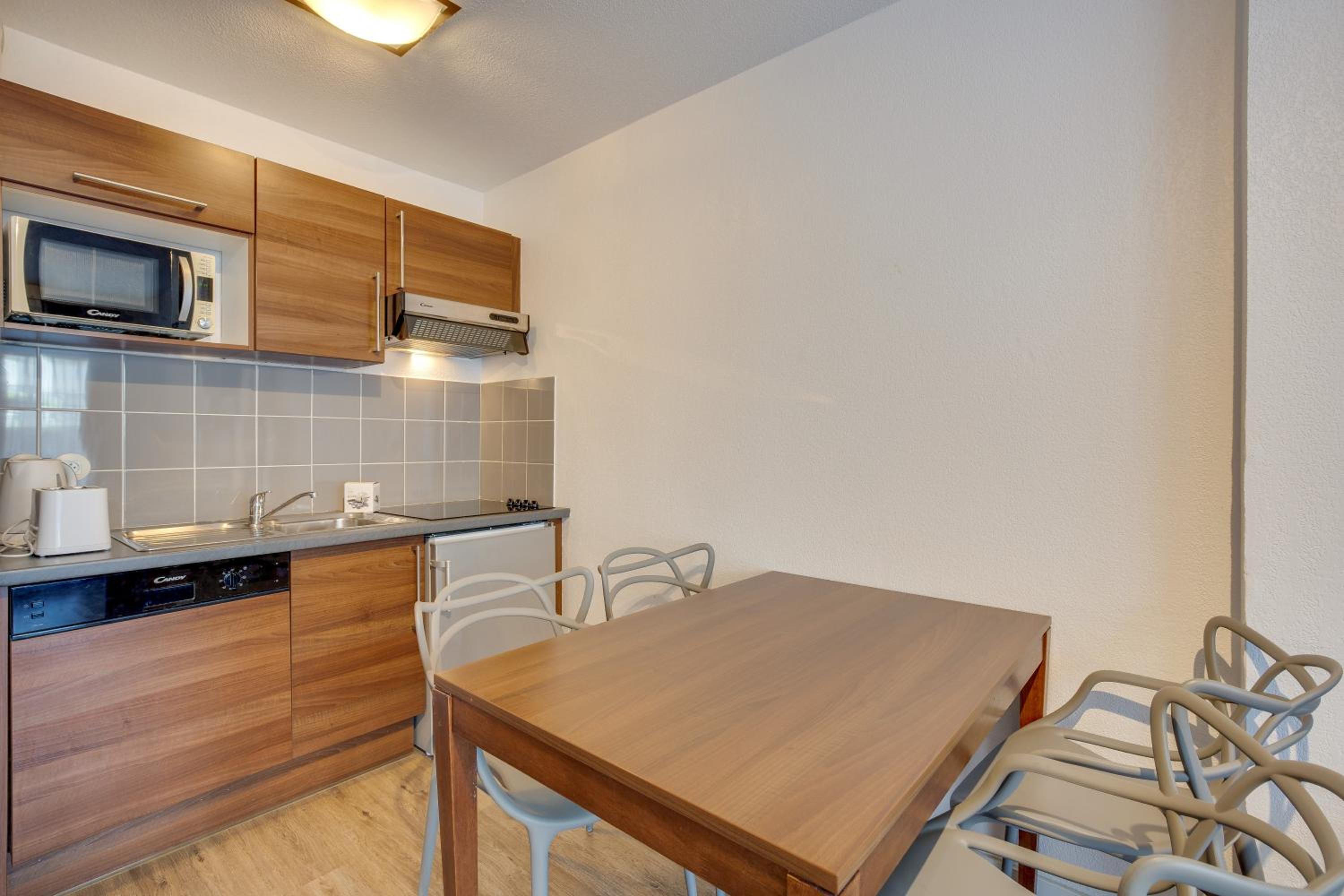 One-Bedroom Apartment with Balcony (2 Adults + 2 Children) photo 3