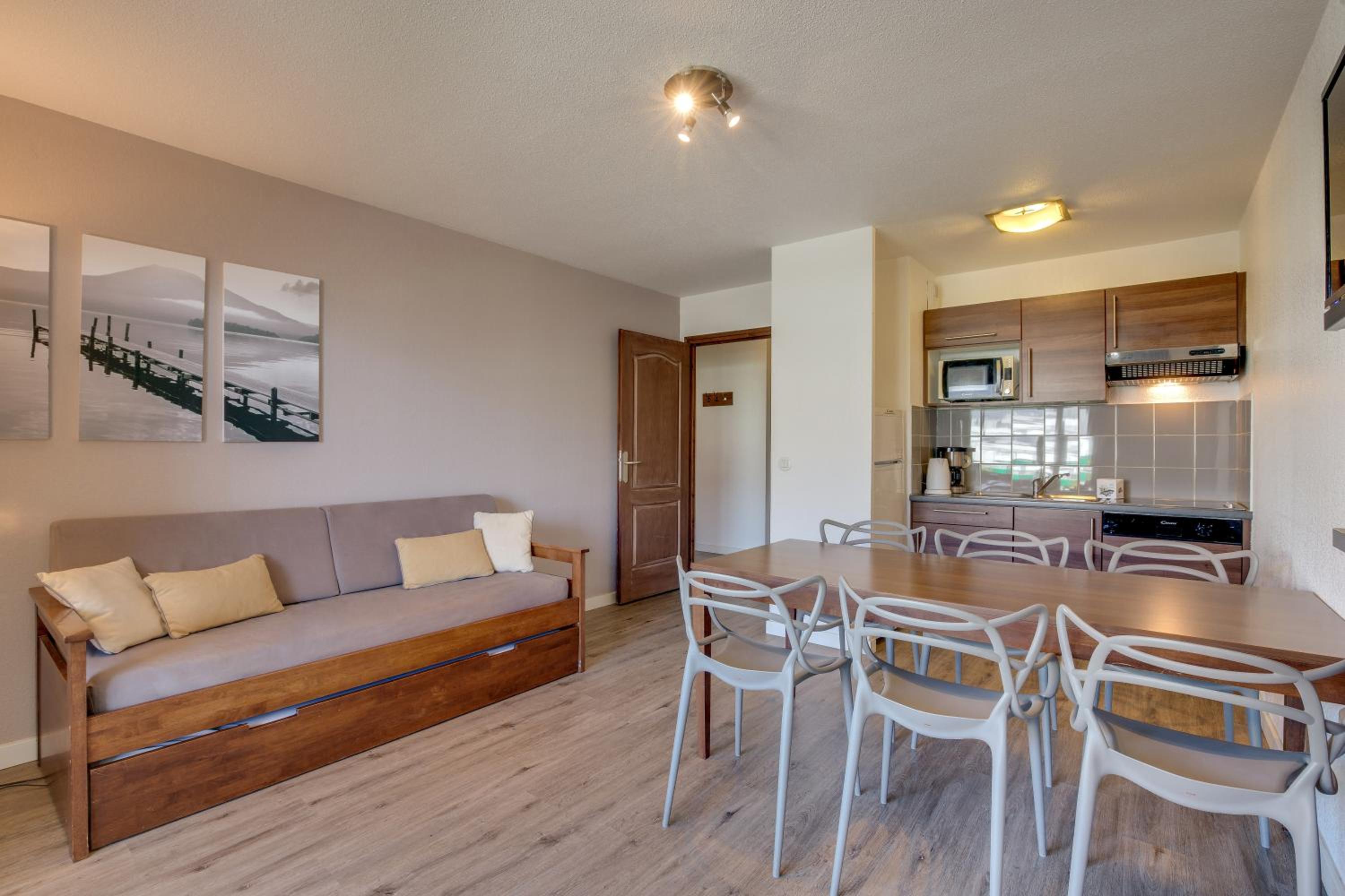 Three-Bedroom Apartment with Balcony photo 1