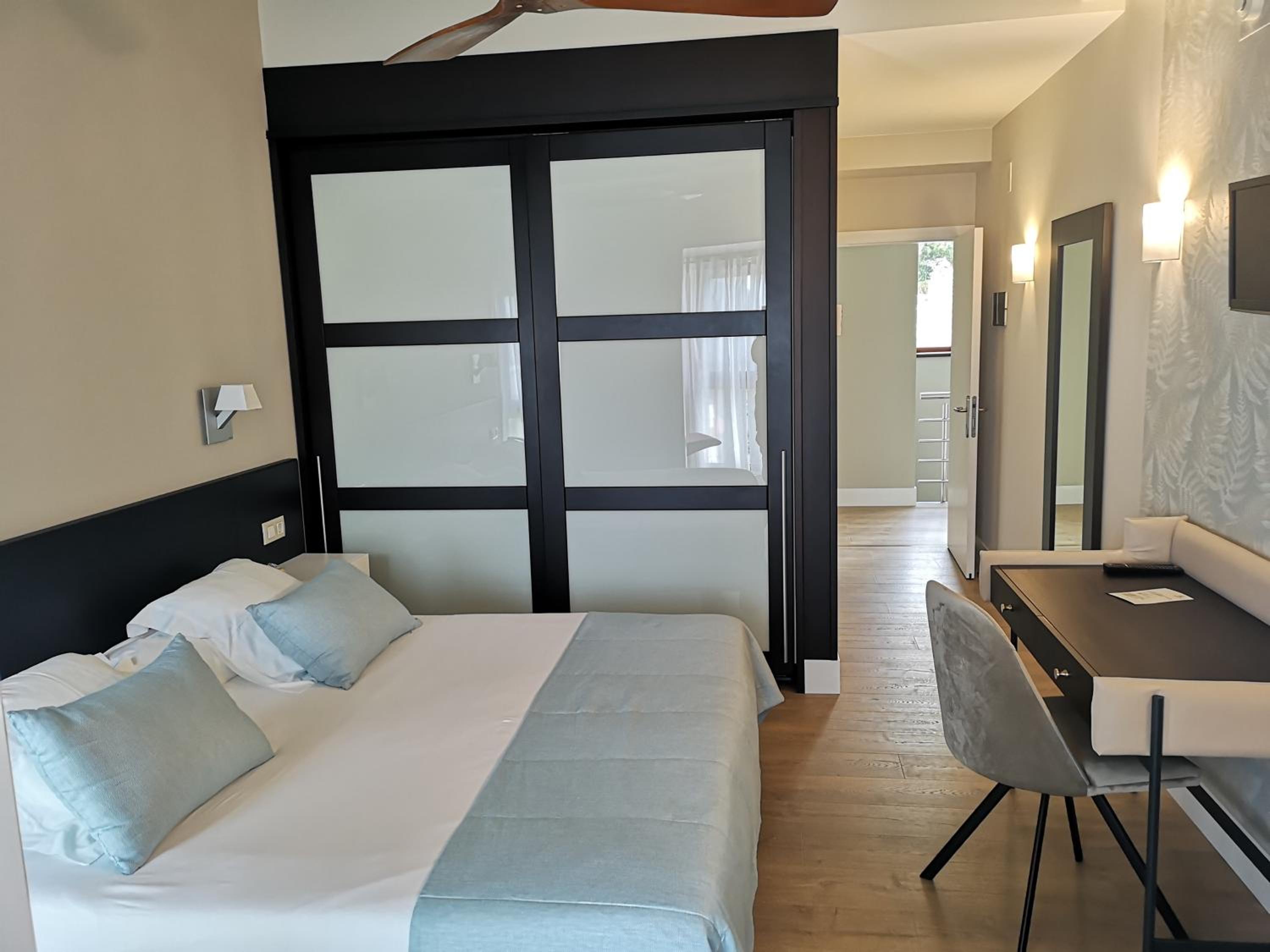 Habitación Doble Superior (2 adultos + 2 niños) con Vista al Mar