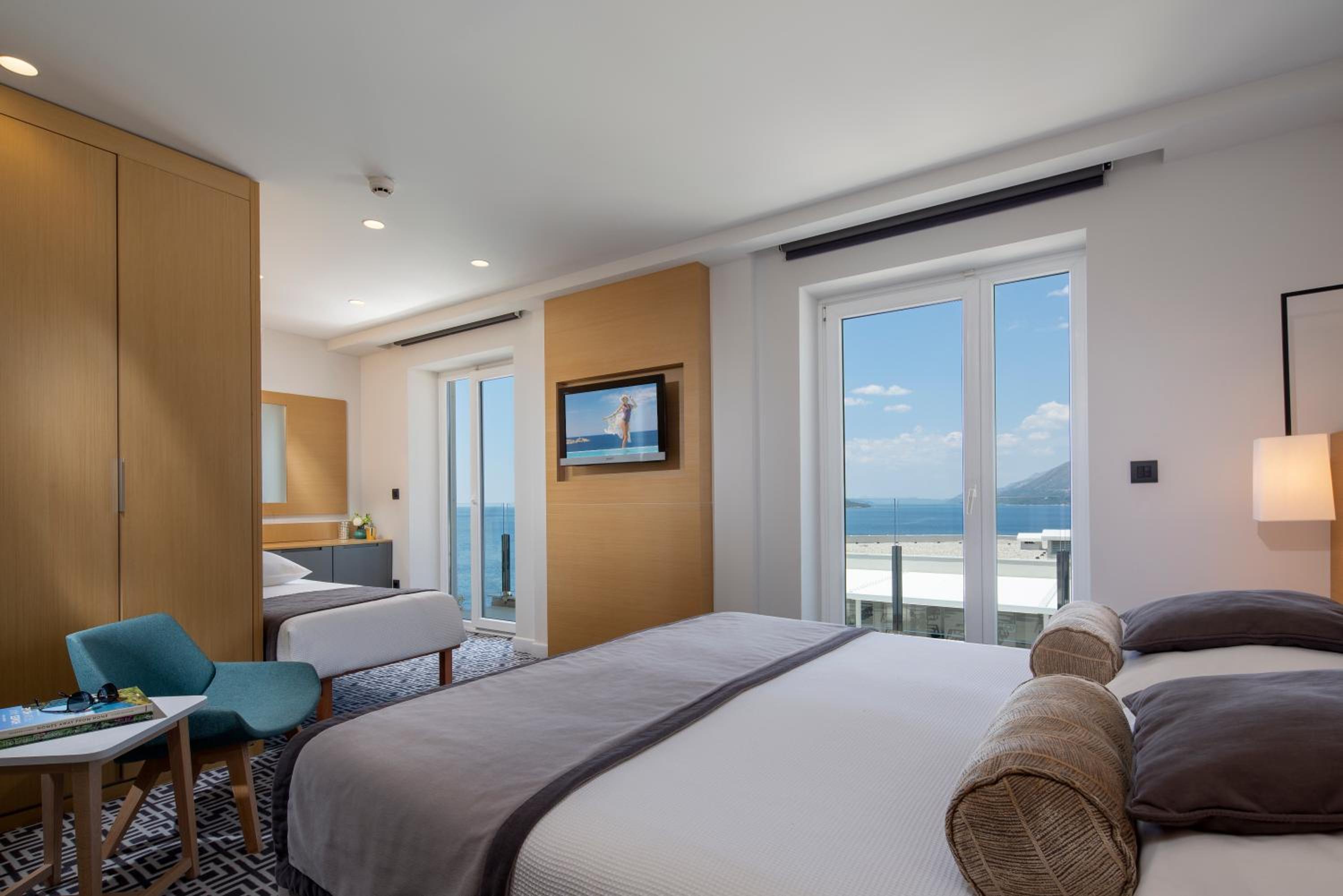 Premium Room with Sea View and Balcony - Photo 9