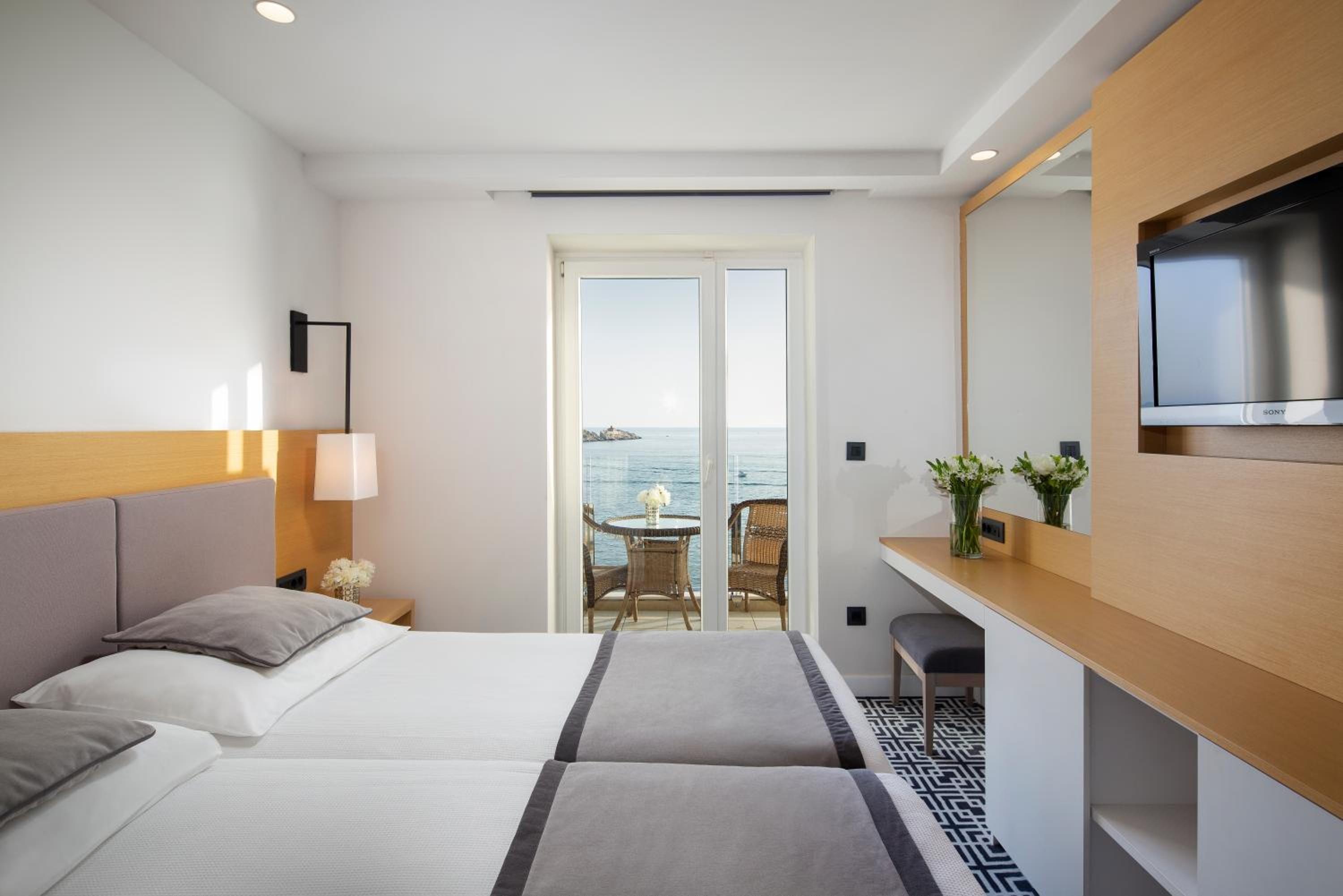 Royal Sky Room with Sea View and Balcony thumbnail 5