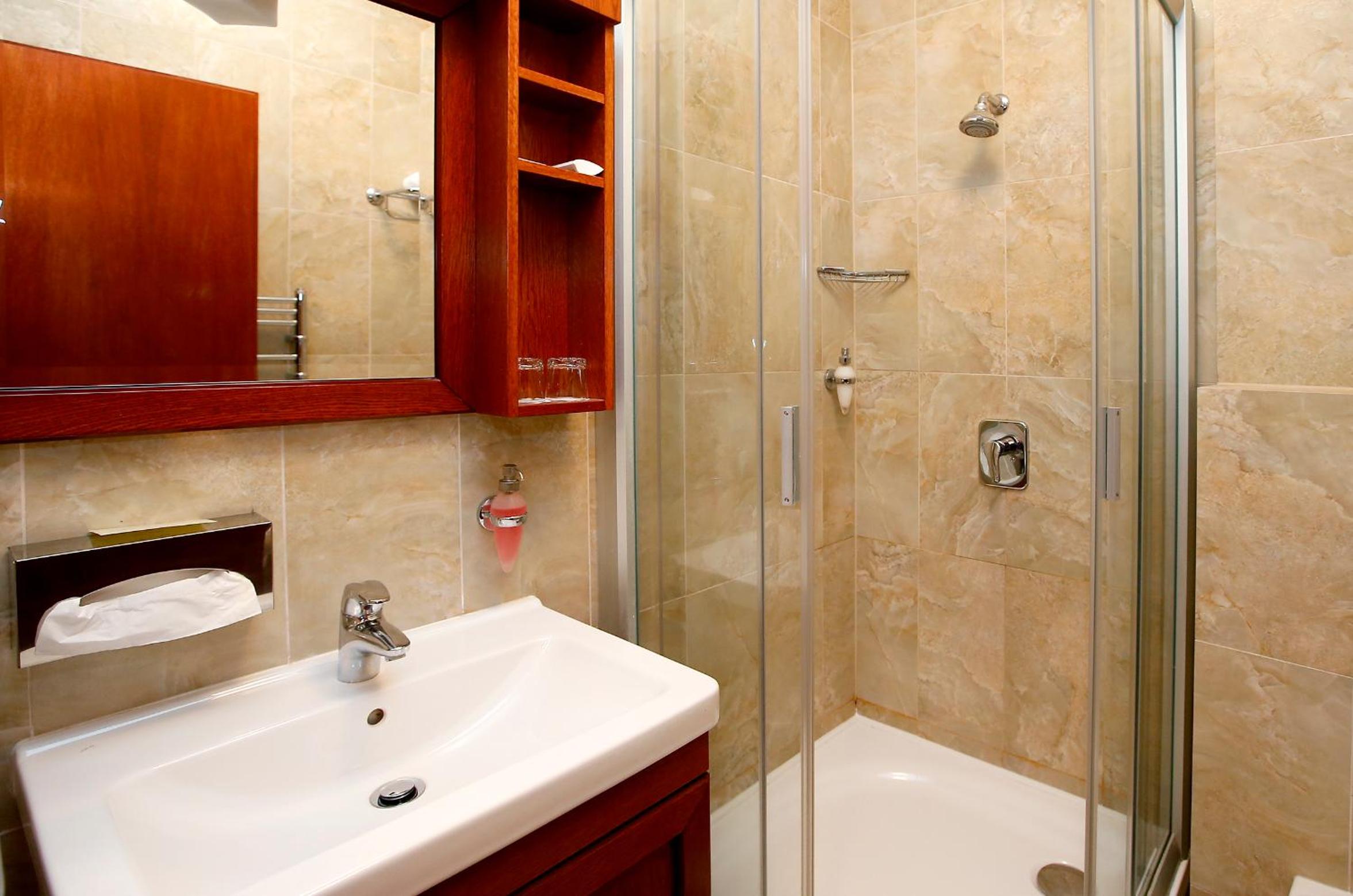 Double or Twin Room with Balcony - Photo 9