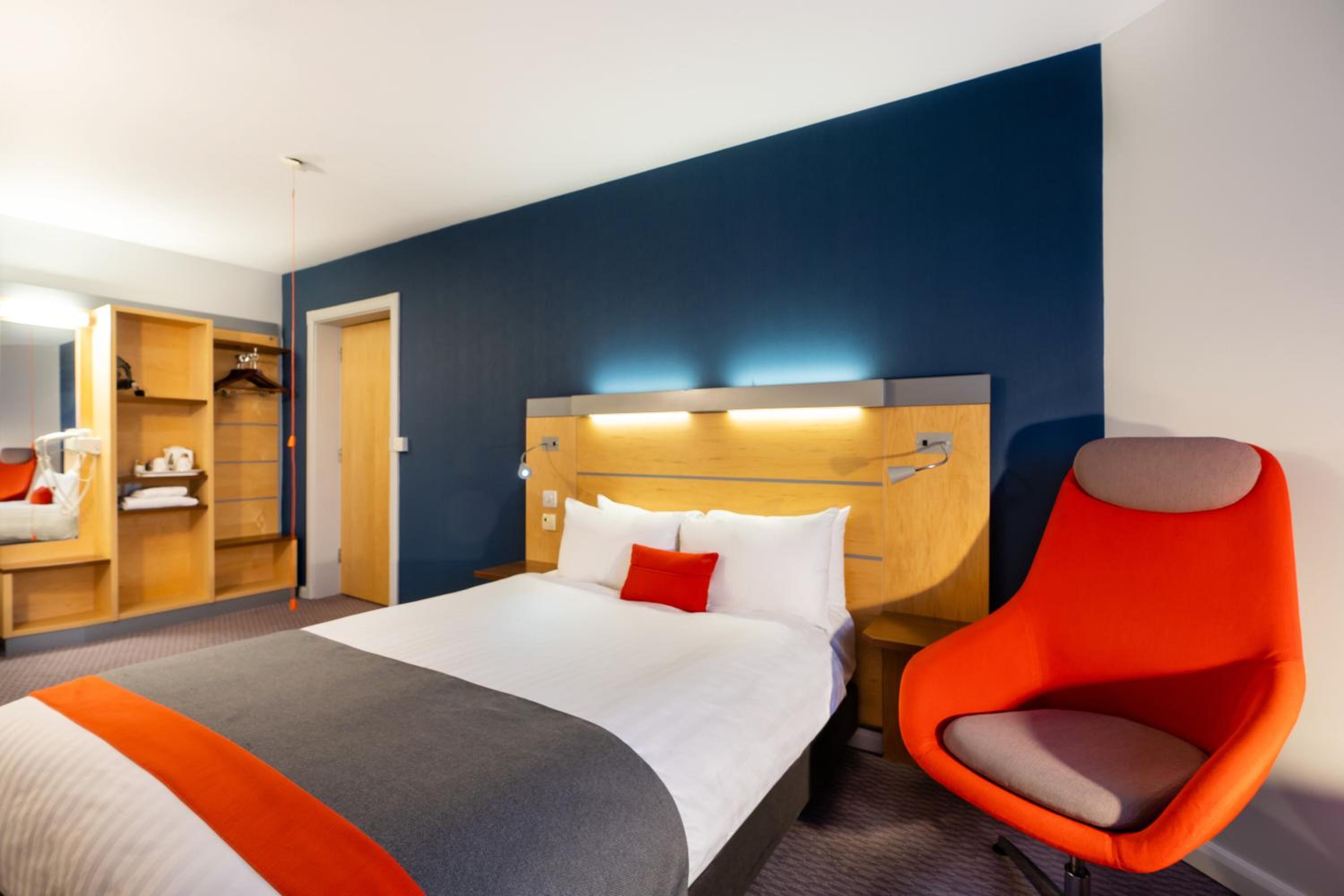 Double Room with Free Hot Breakfast - Accessible photo 1