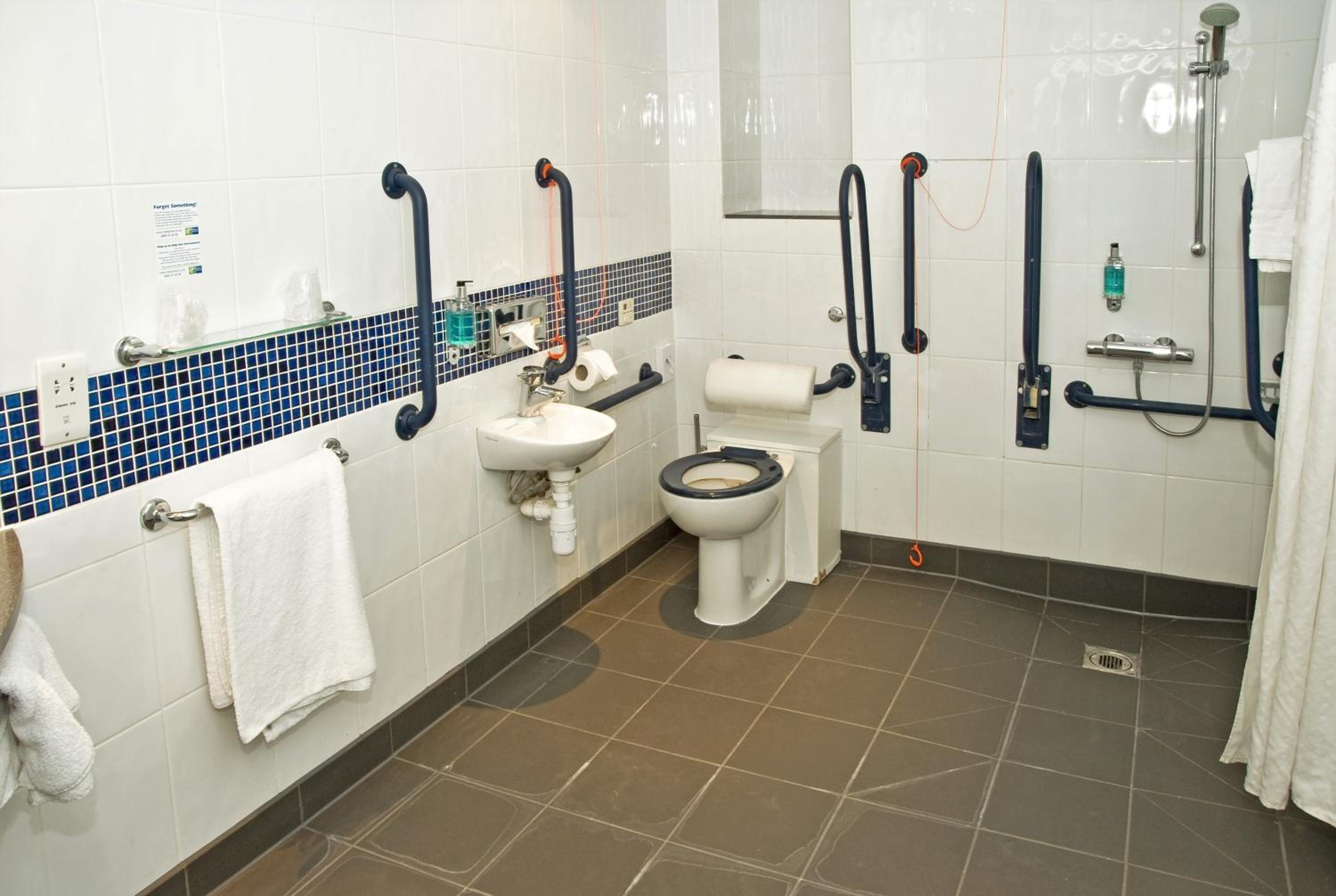 Standard Twin Room with Free Hot Breakfast - Accessible photo 3