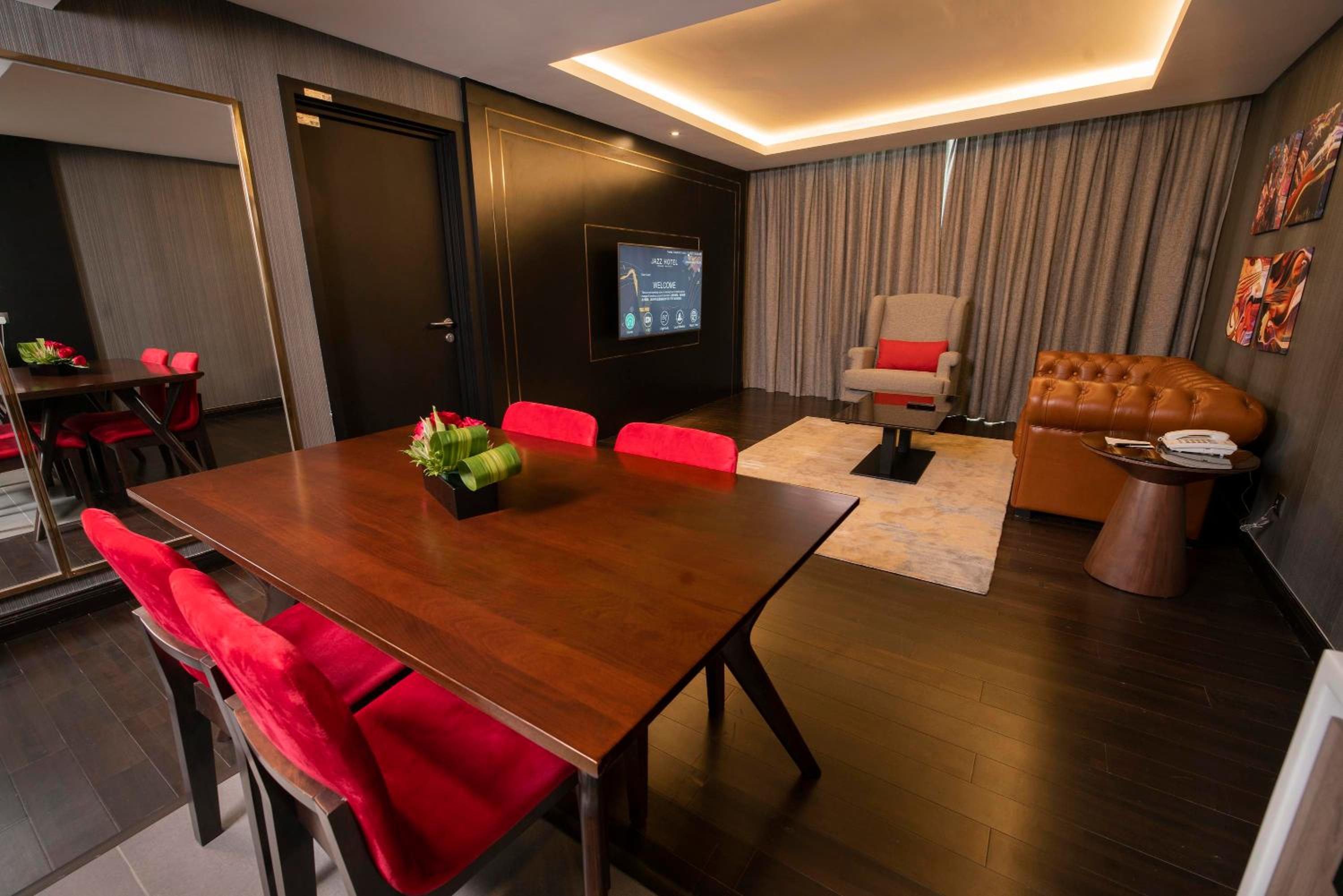 Executive Suite with Bathtub - Photo 3