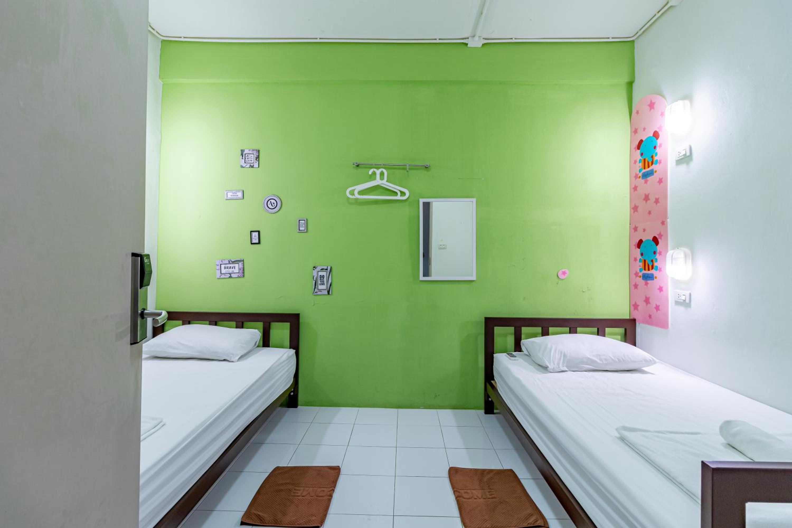Standard Twin Room with Shared Bathroom photo 2