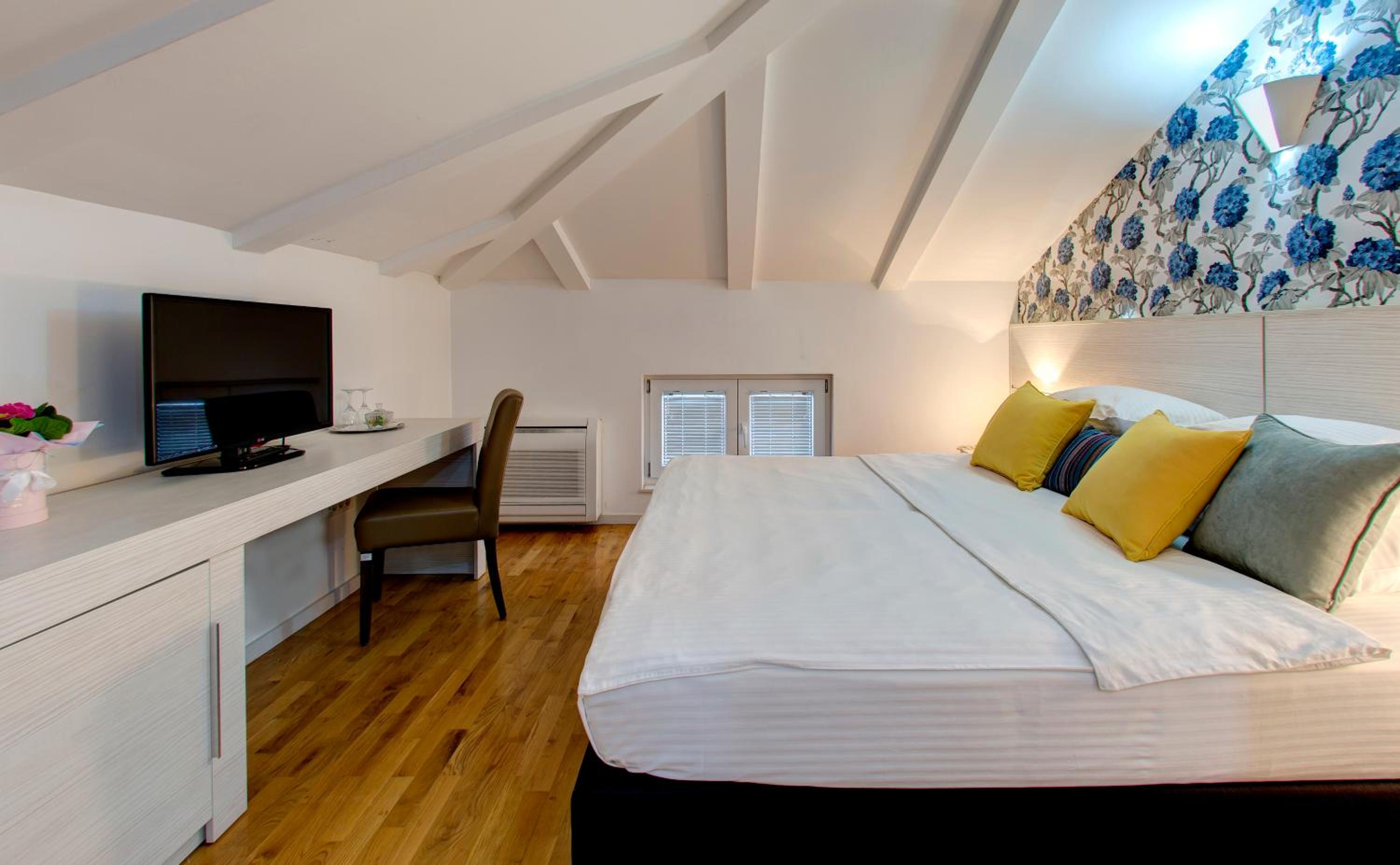 Double Room - Attic photo 2