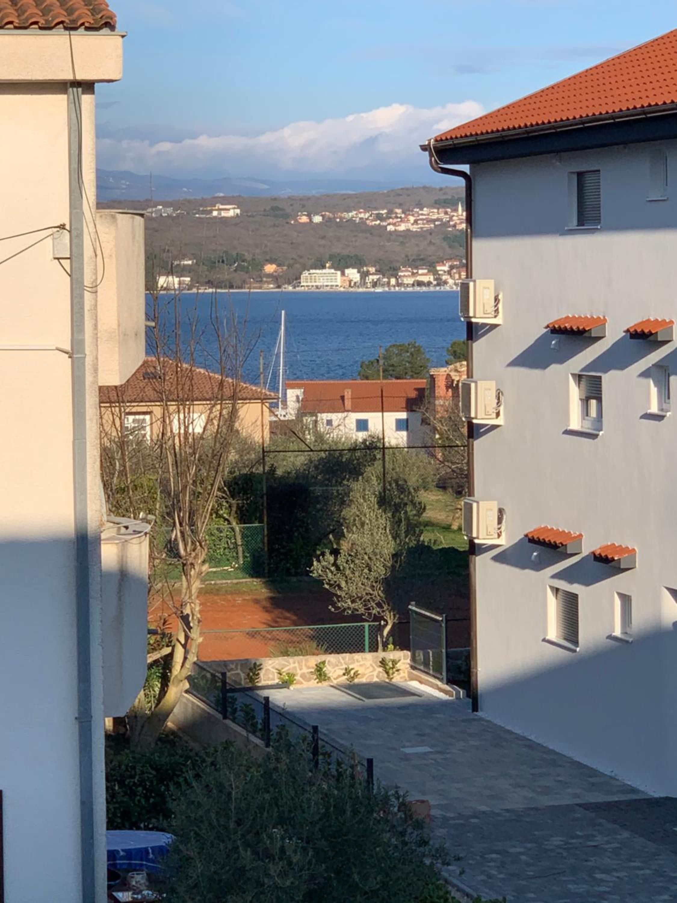 Apartment with Balcony photo 3