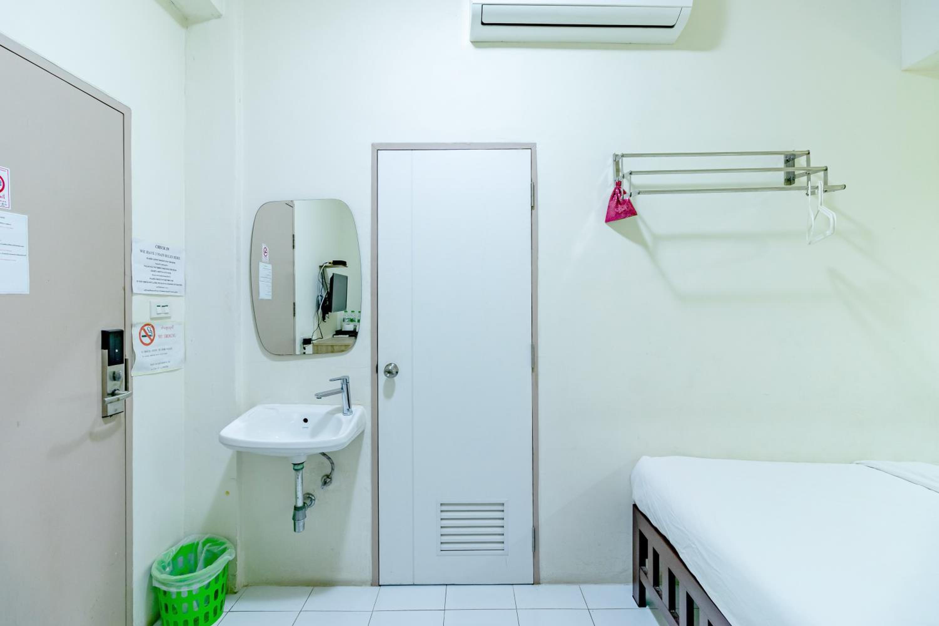 Twin Room with Private Bathroom photo 3