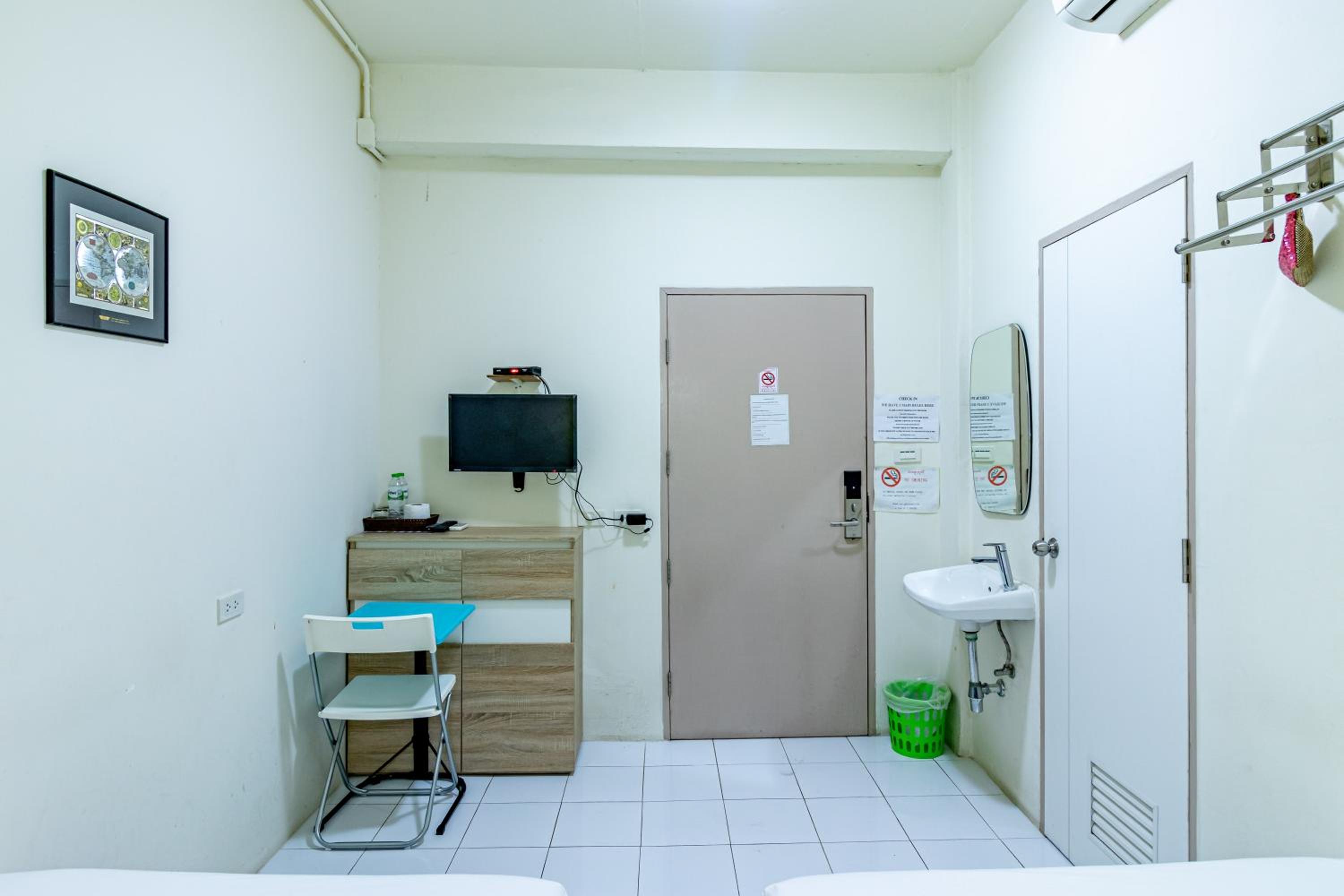 Twin Room with Private Bathroom photo 2