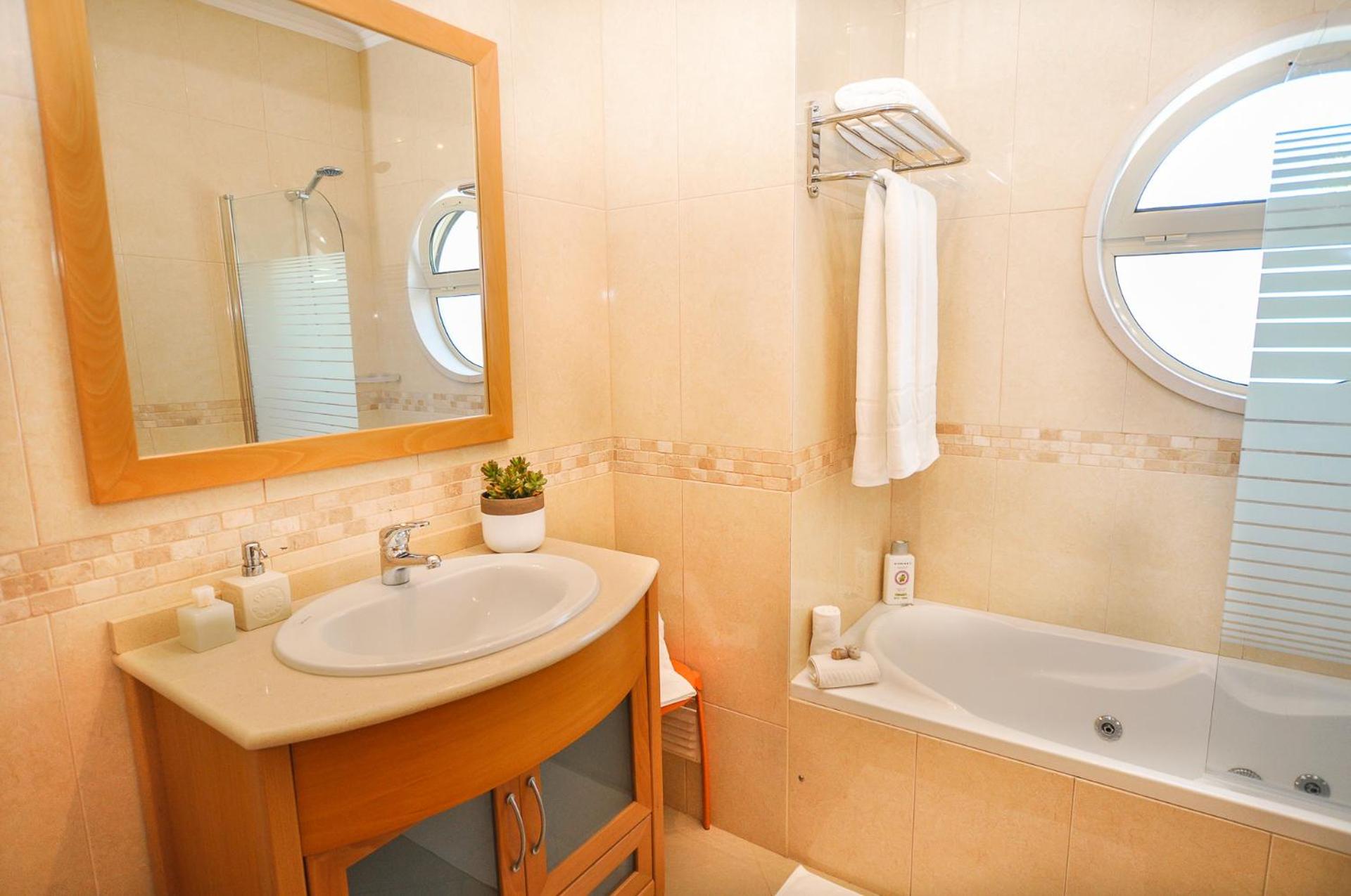 Superior One-Bedroom Apartment - Photo 3