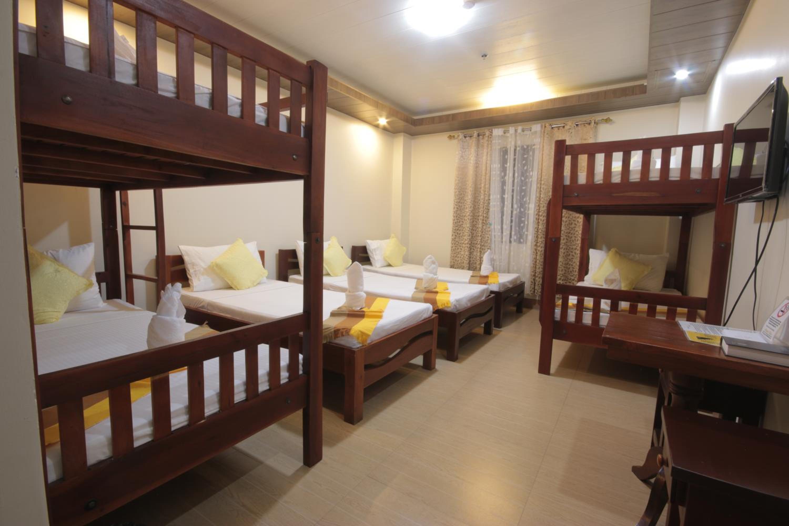 8-Bed Mixed Dormitory Room photo 3