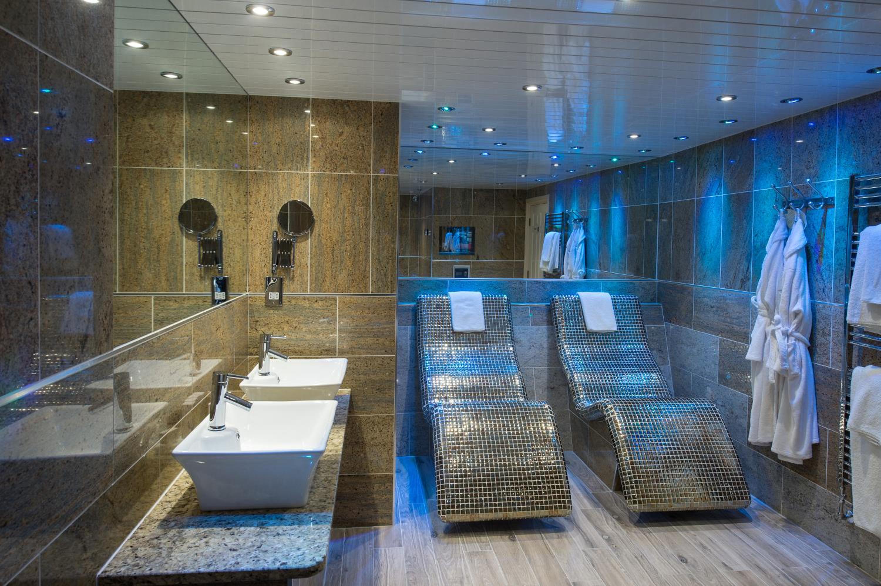 King Suite with Soaking Tub - Photo 3