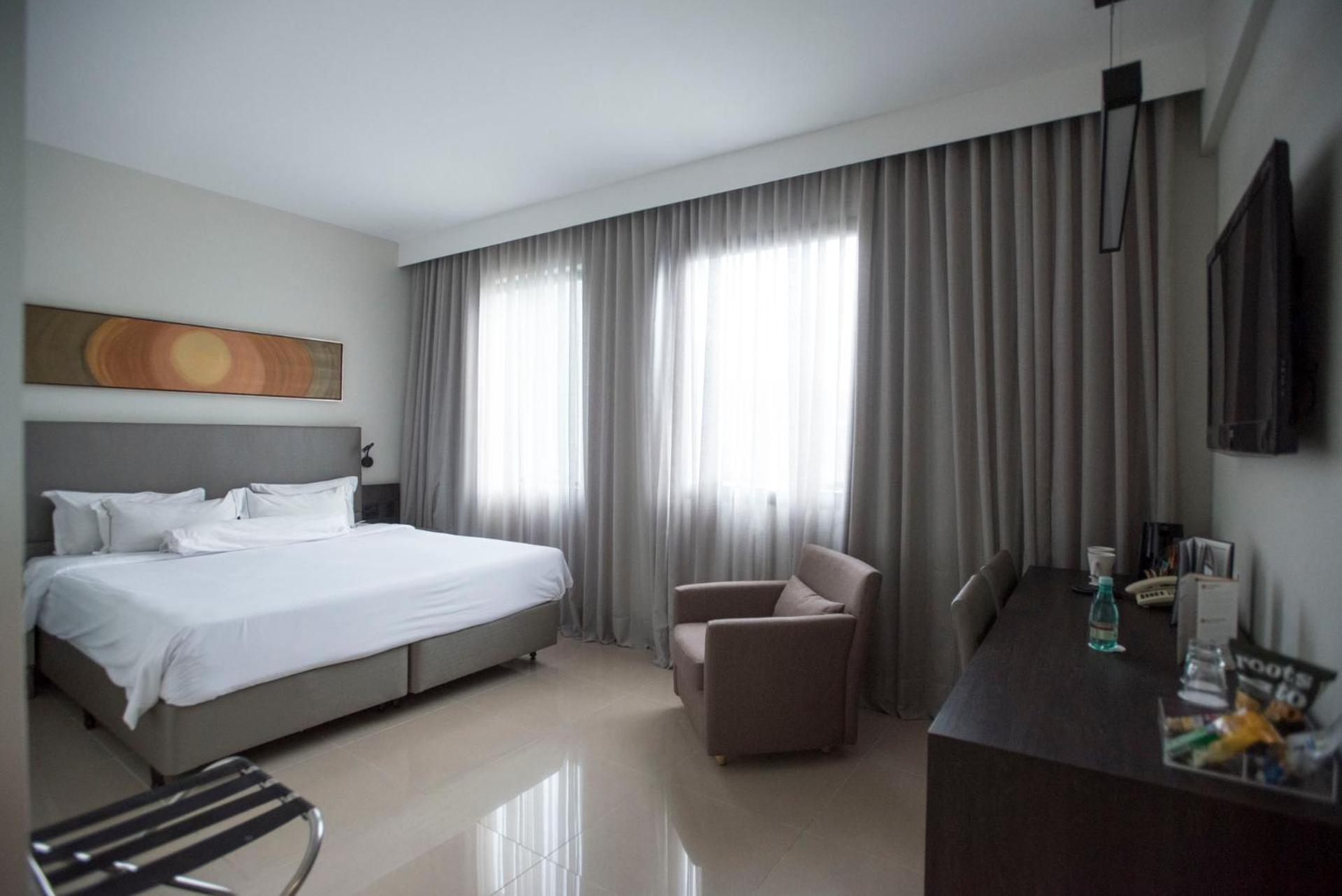 Superior Double Room thumbnail 6