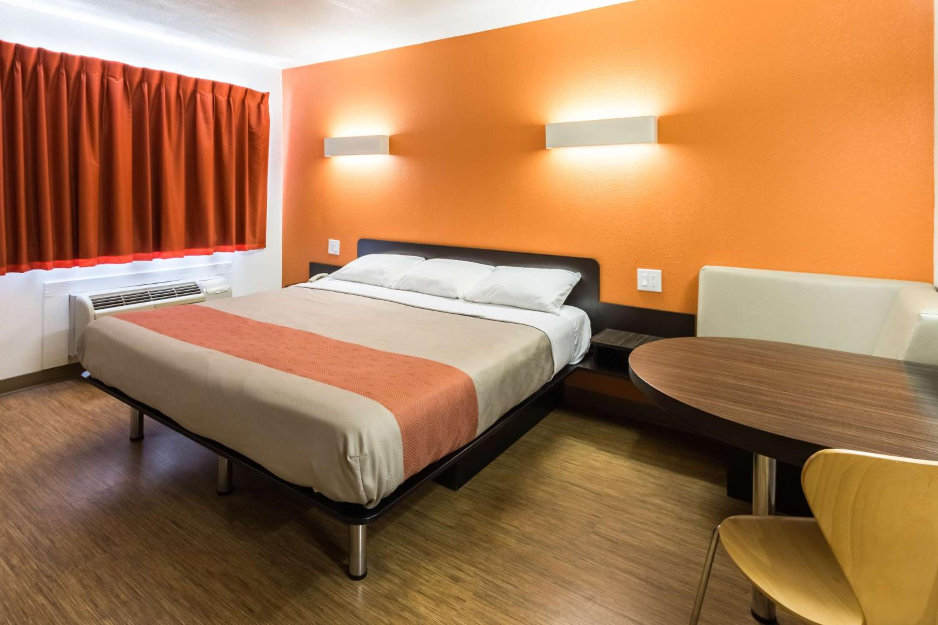 King Room - Non-Smoking - Photo 7
