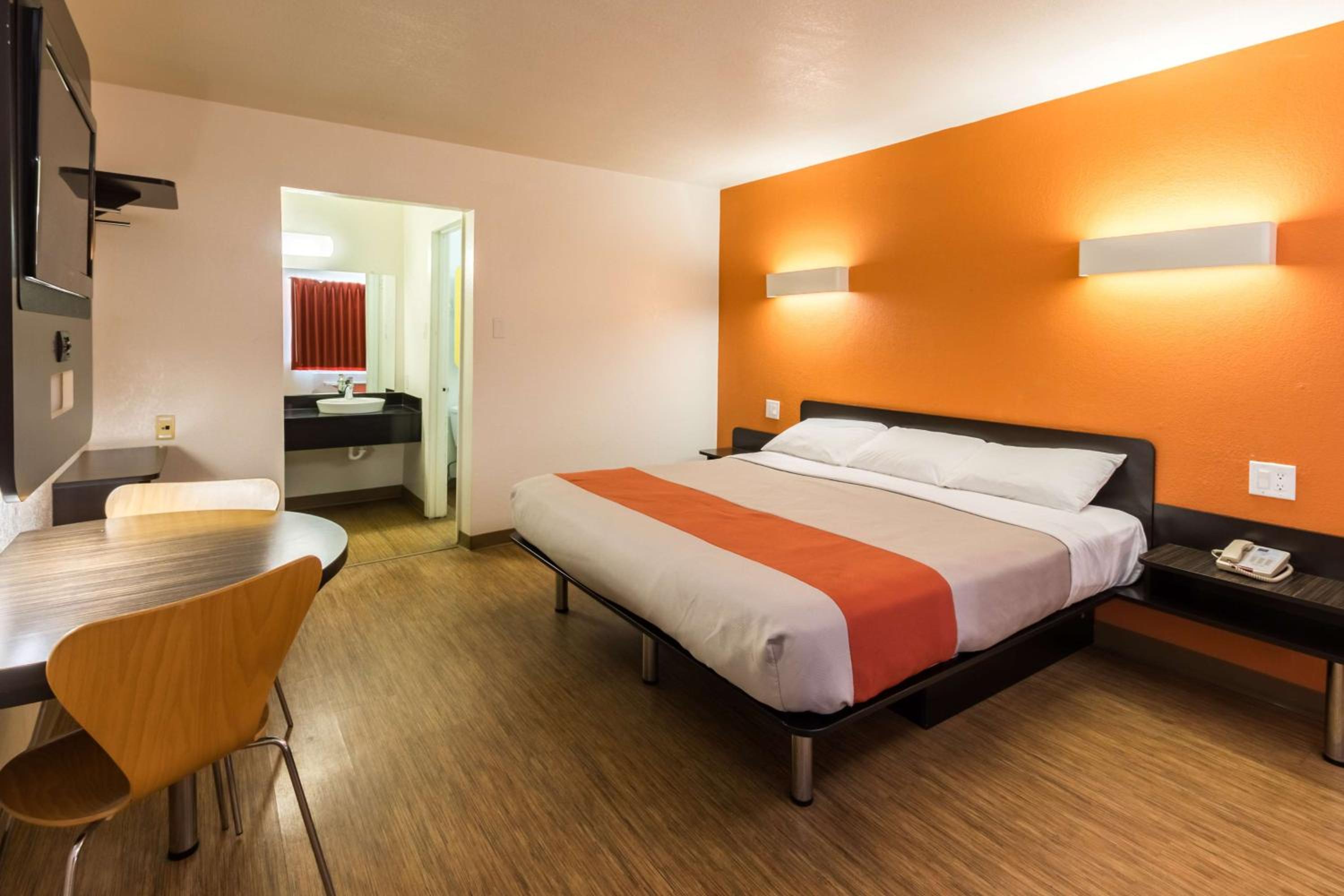 King Room - Non-Smoking - Photo 6