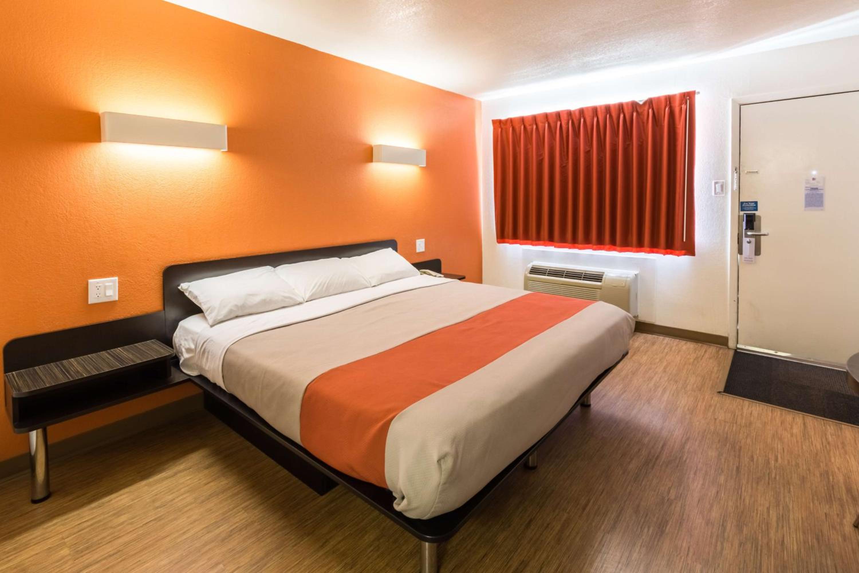 King Room - Non-Smoking - Photo 3