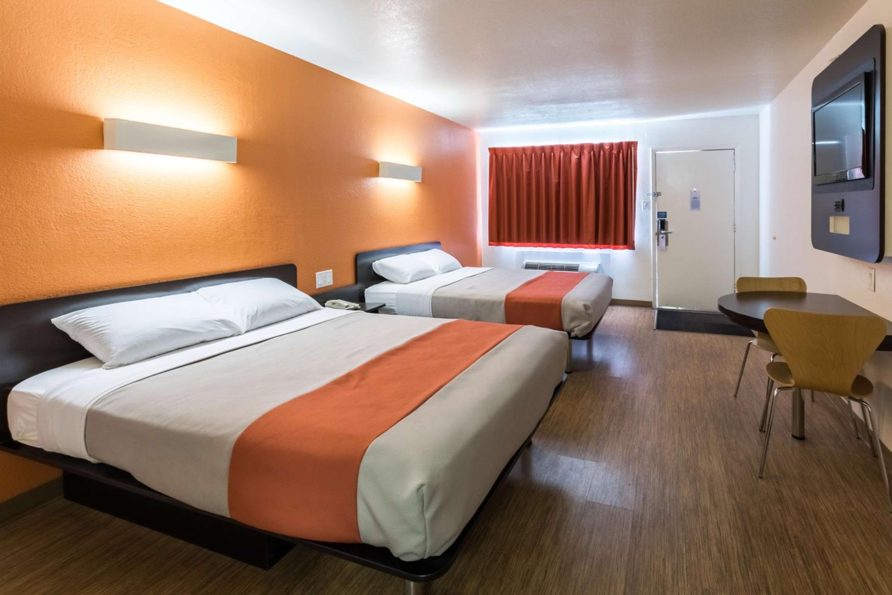 Queen Room with Two Queen Beds - Non-Smoking - Photo 3