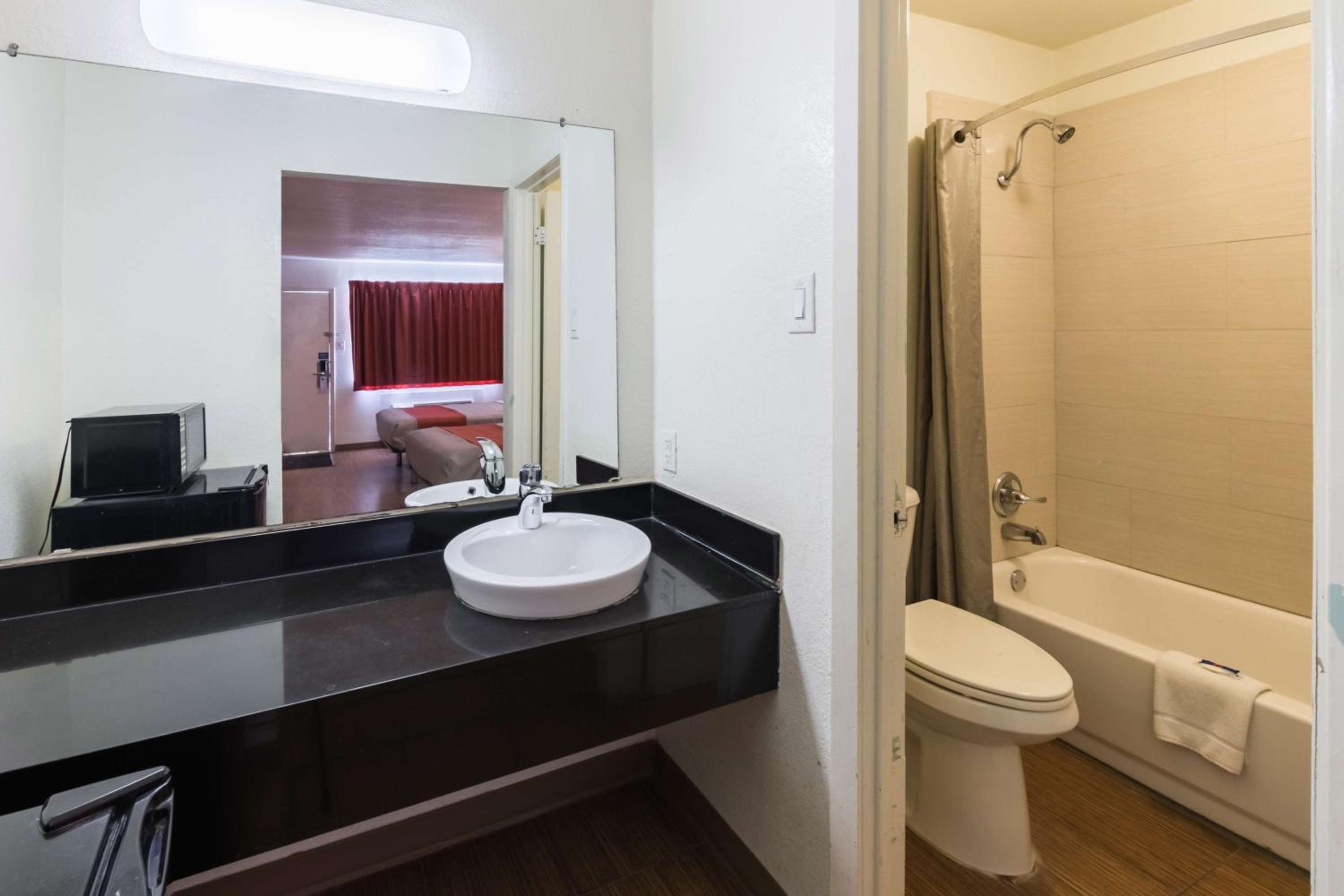 Queen Room with Two Queen Beds - Non-Smoking - Photo 5