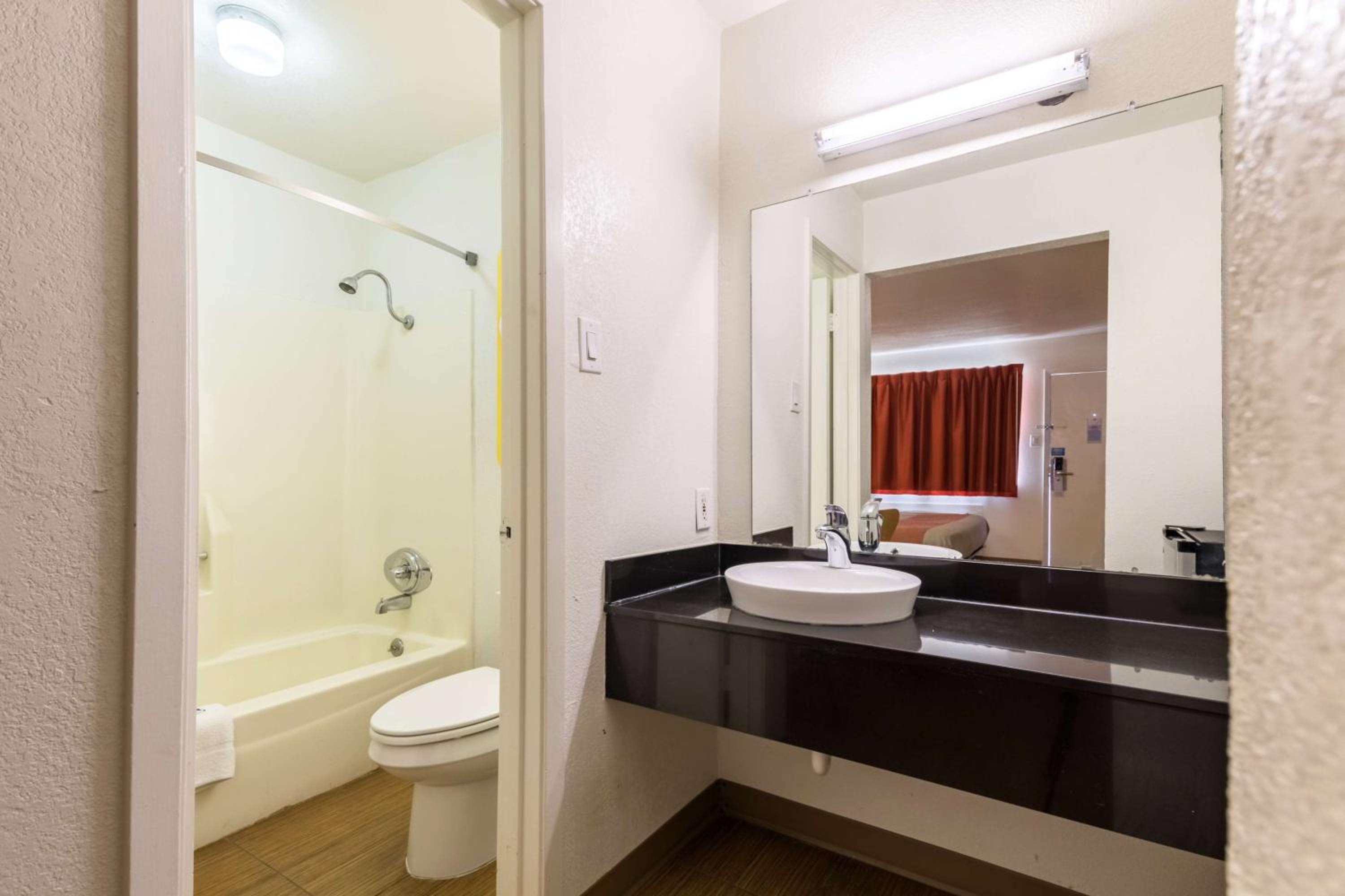 Queen Room with Two Queen Beds - Non-Smoking - Photo 6