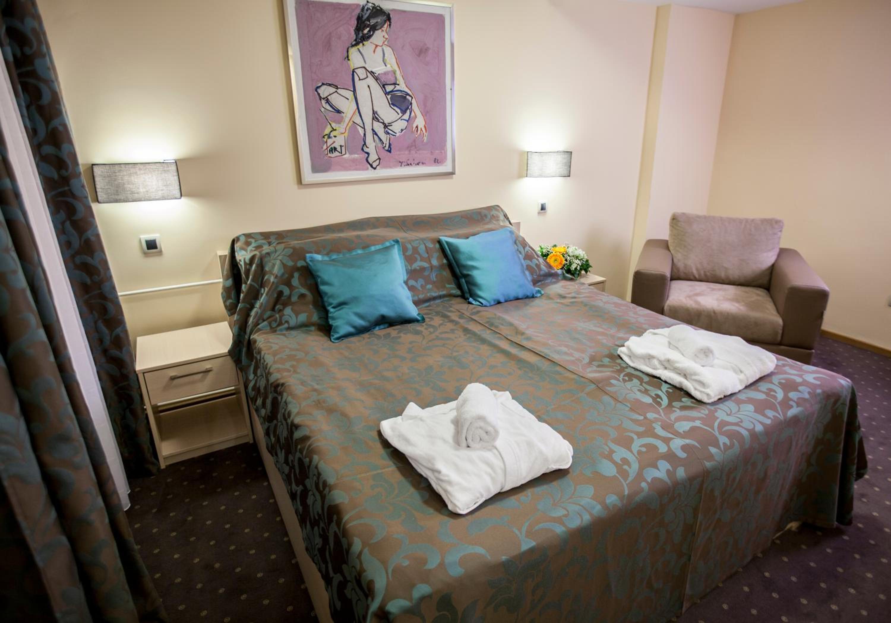 Suite - Photo 1