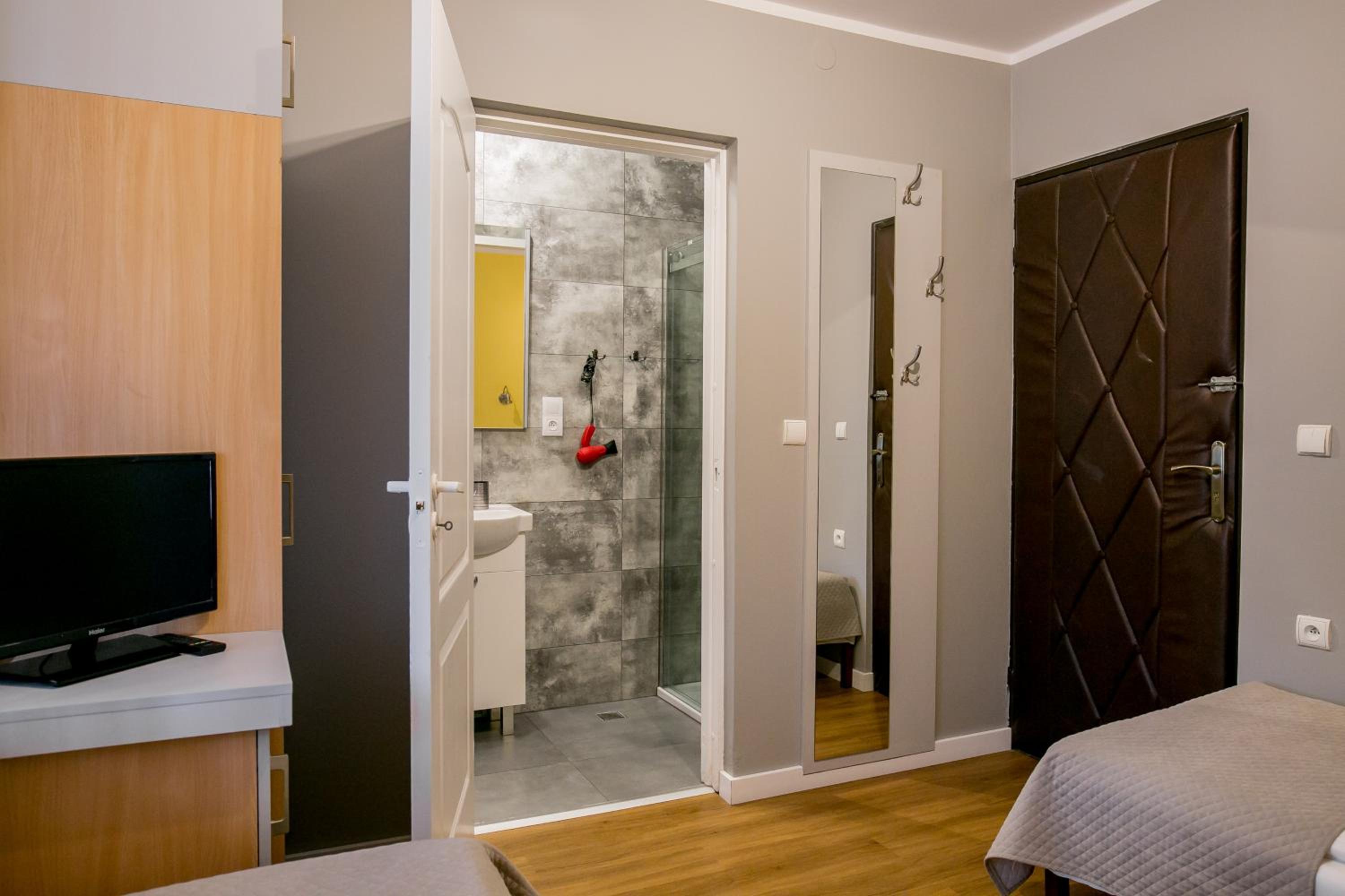 Double Room - Photo 9