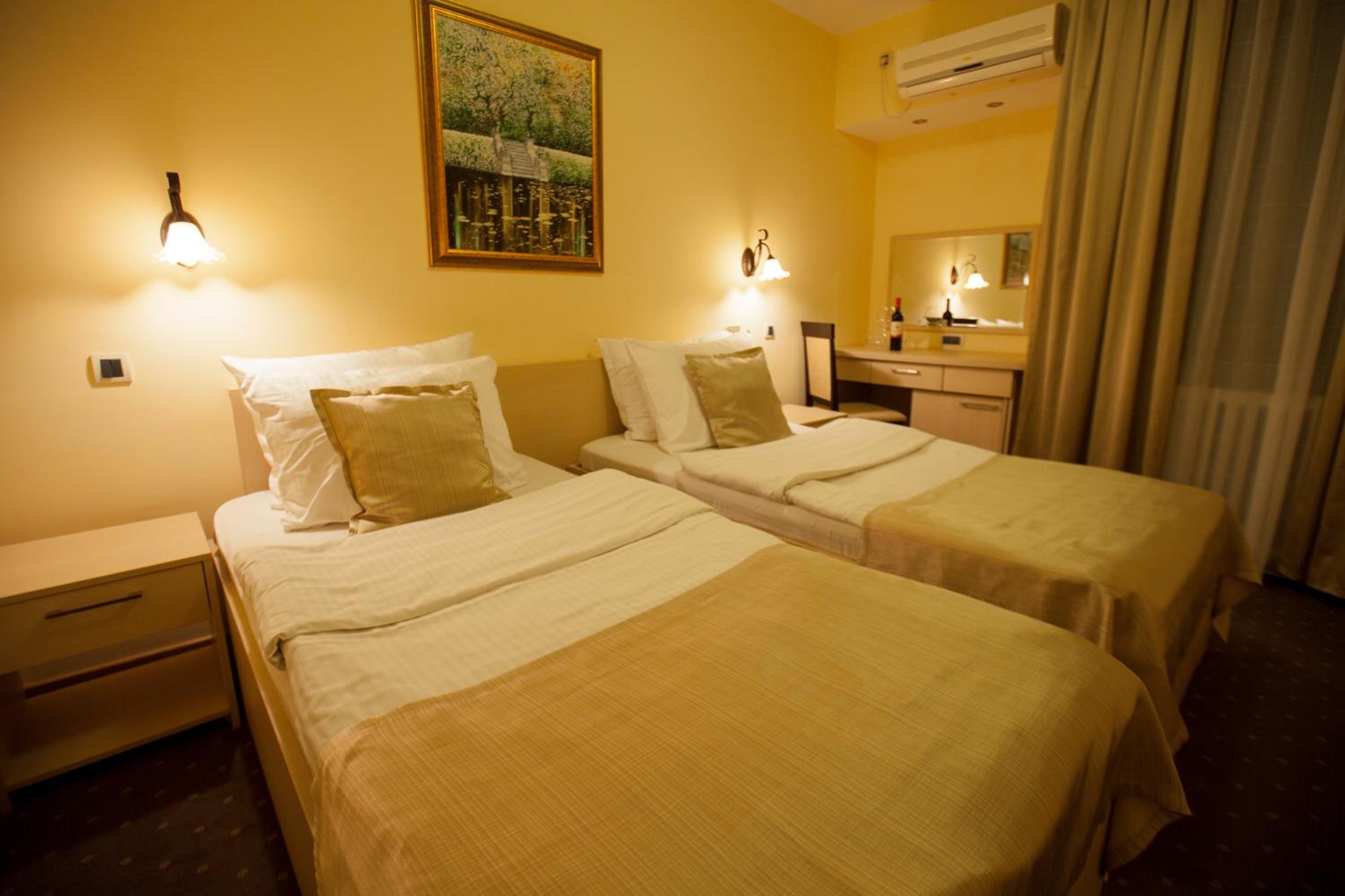 Twin Room - Photo 1