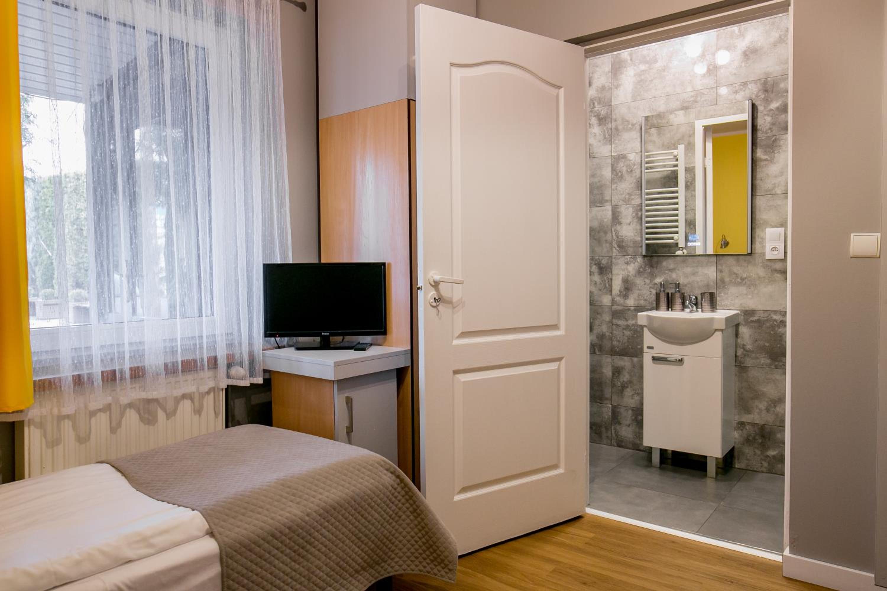 Small Twin Room - Photo 9