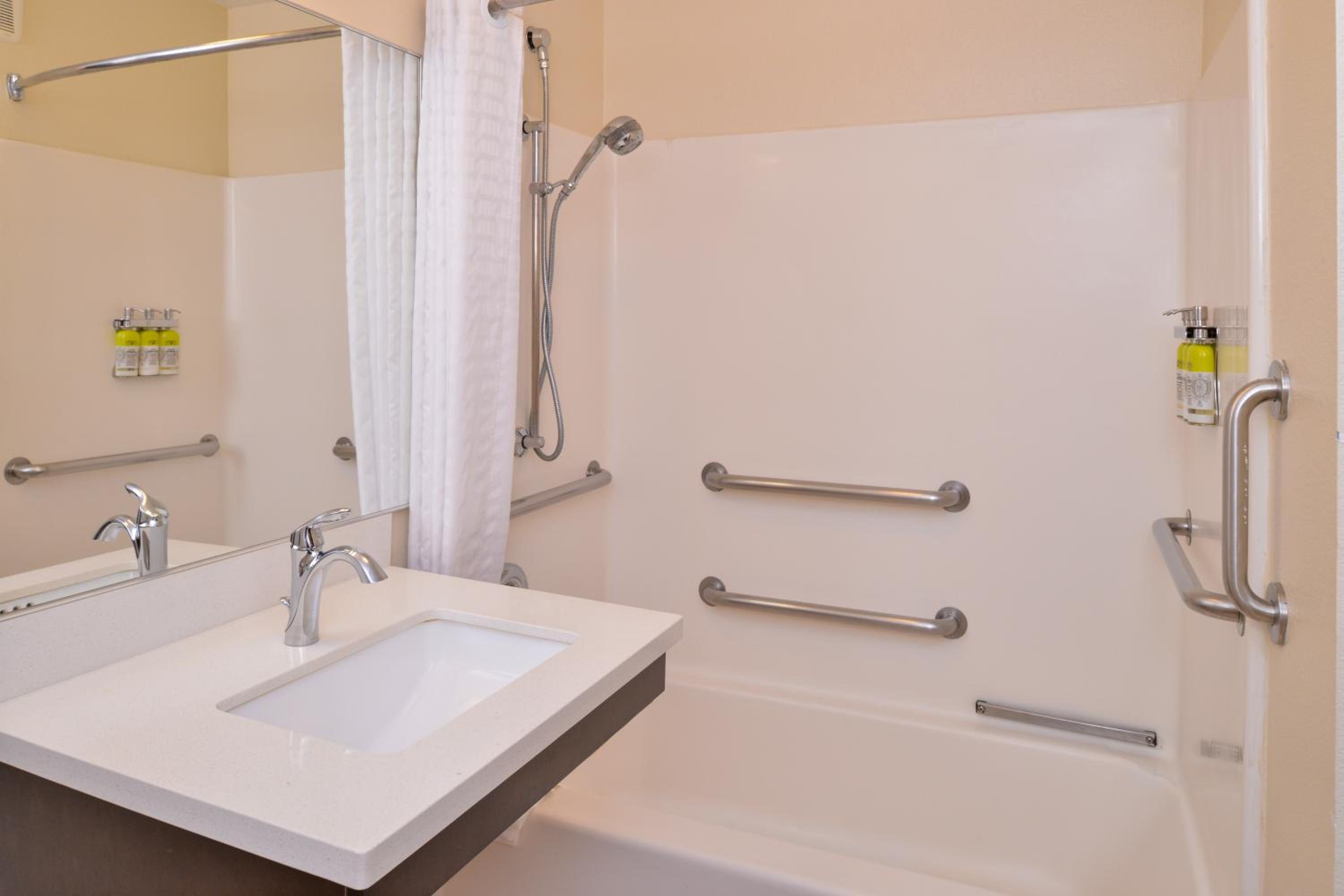 One-Bedroom Suite with Tub - Mobility Accessible - Photo 2
