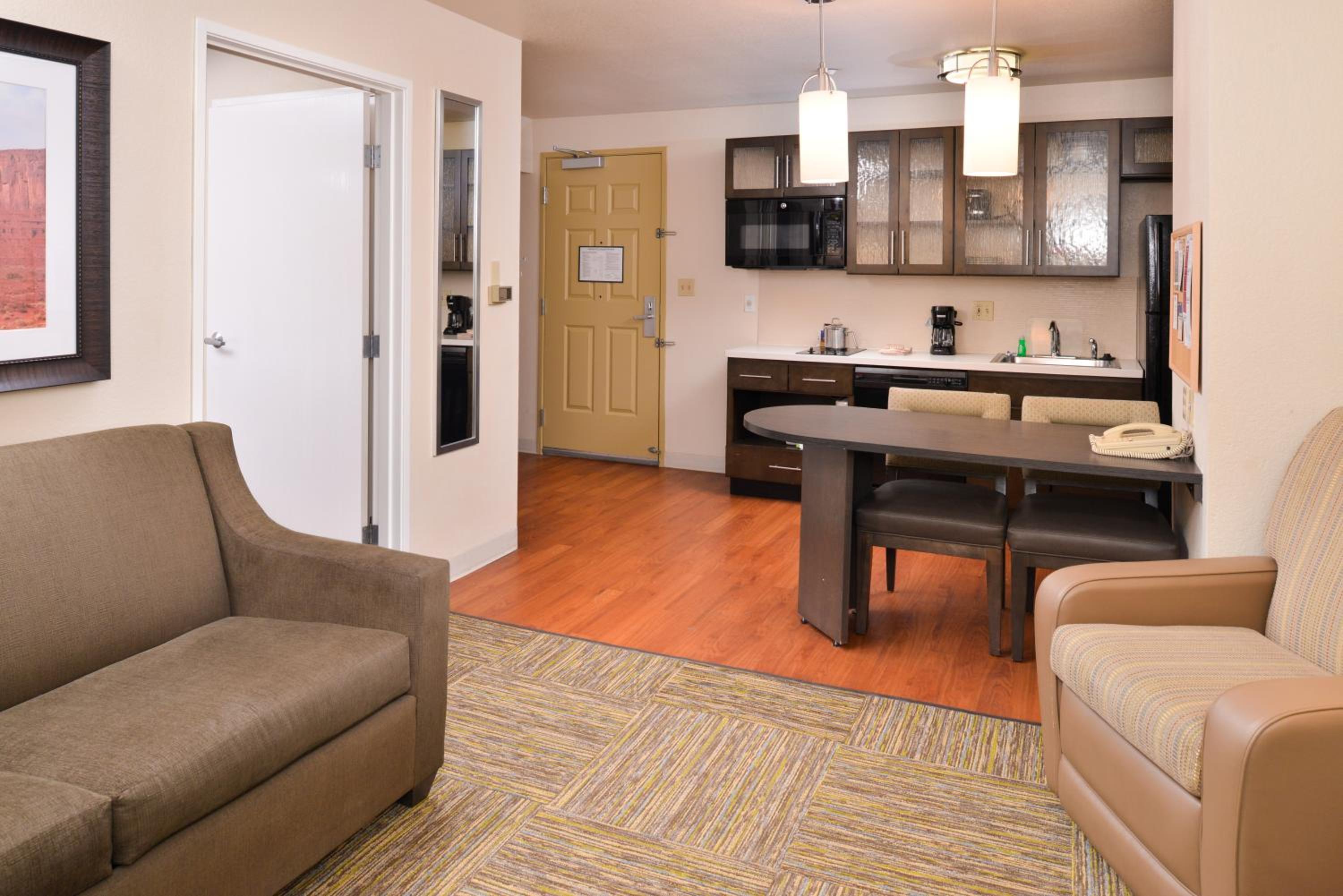 One-Bedroom Suite - Photo 4